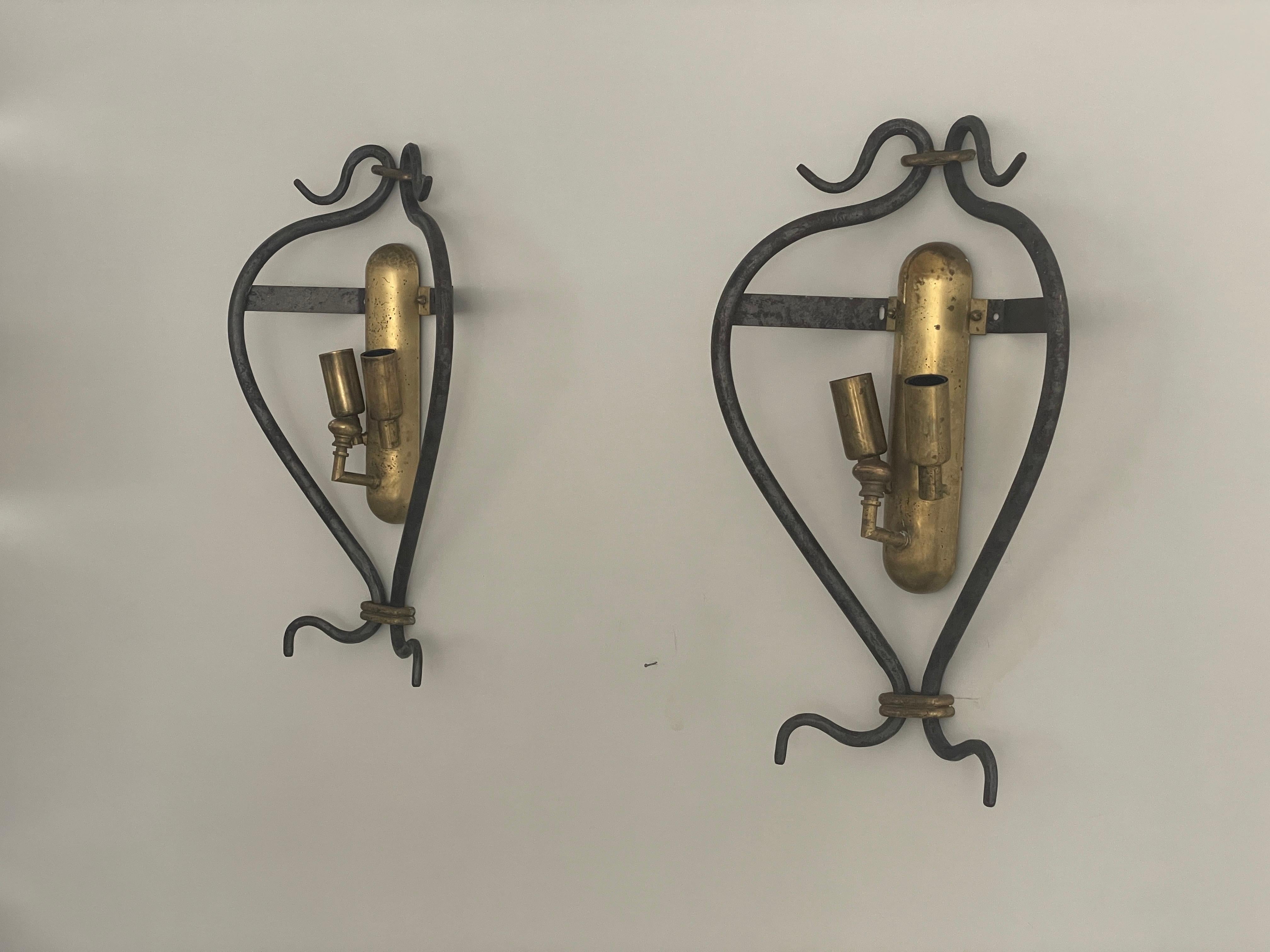 Insolita coppia di lampade di design italiano in ottone e ferro, anni '50, Italia

Questa lampada funziona con 2x lampadine E14.
Cablato e adatto all'uso di 110-220V in tutti i paesi.

Non esitare a chiederci se hai qualche domanda.

Misure: