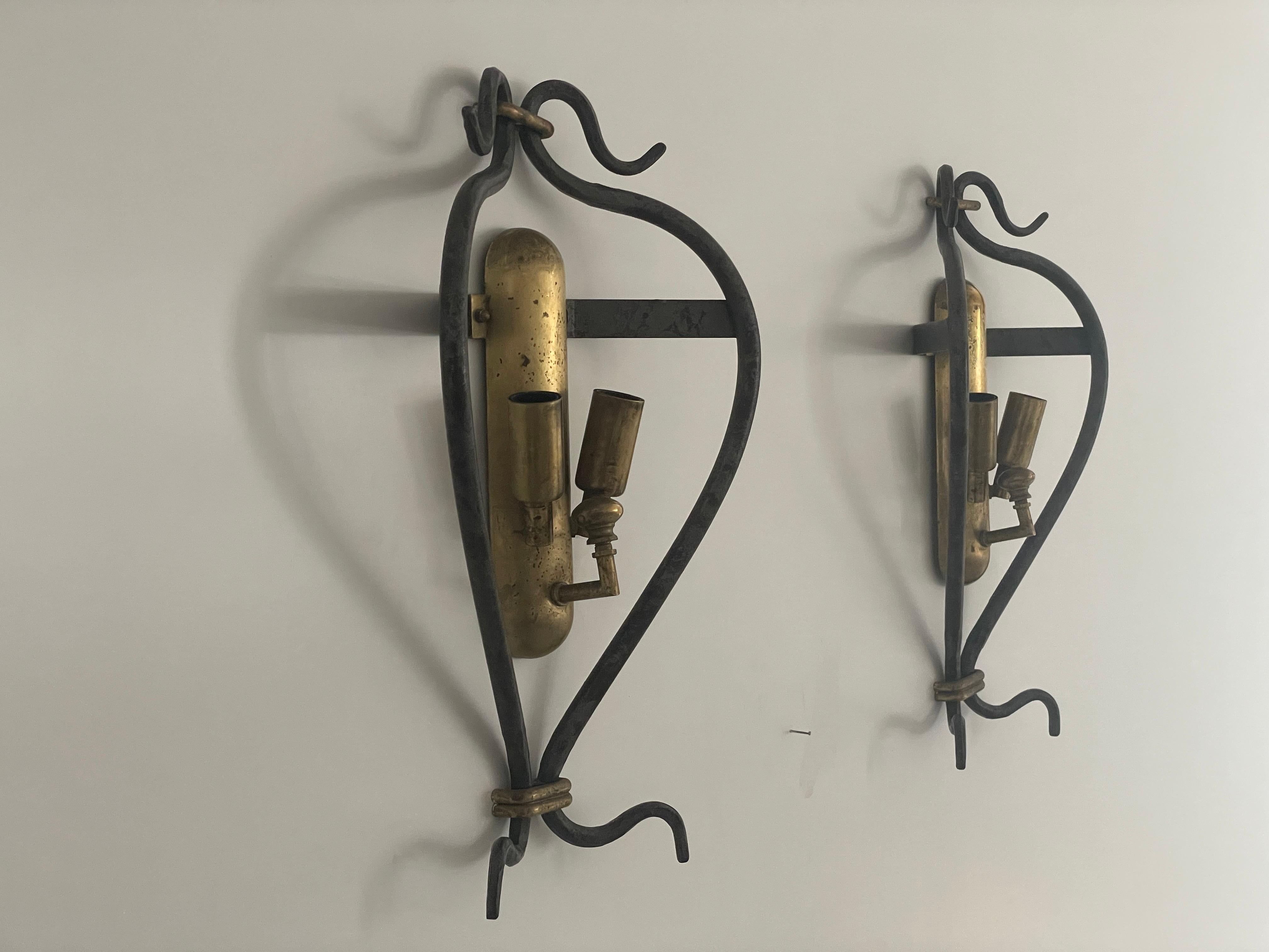 Mid-Century moderno Insolita coppia di lampade di design italiano in ottone e ferro, anni '50, Italia in vendita