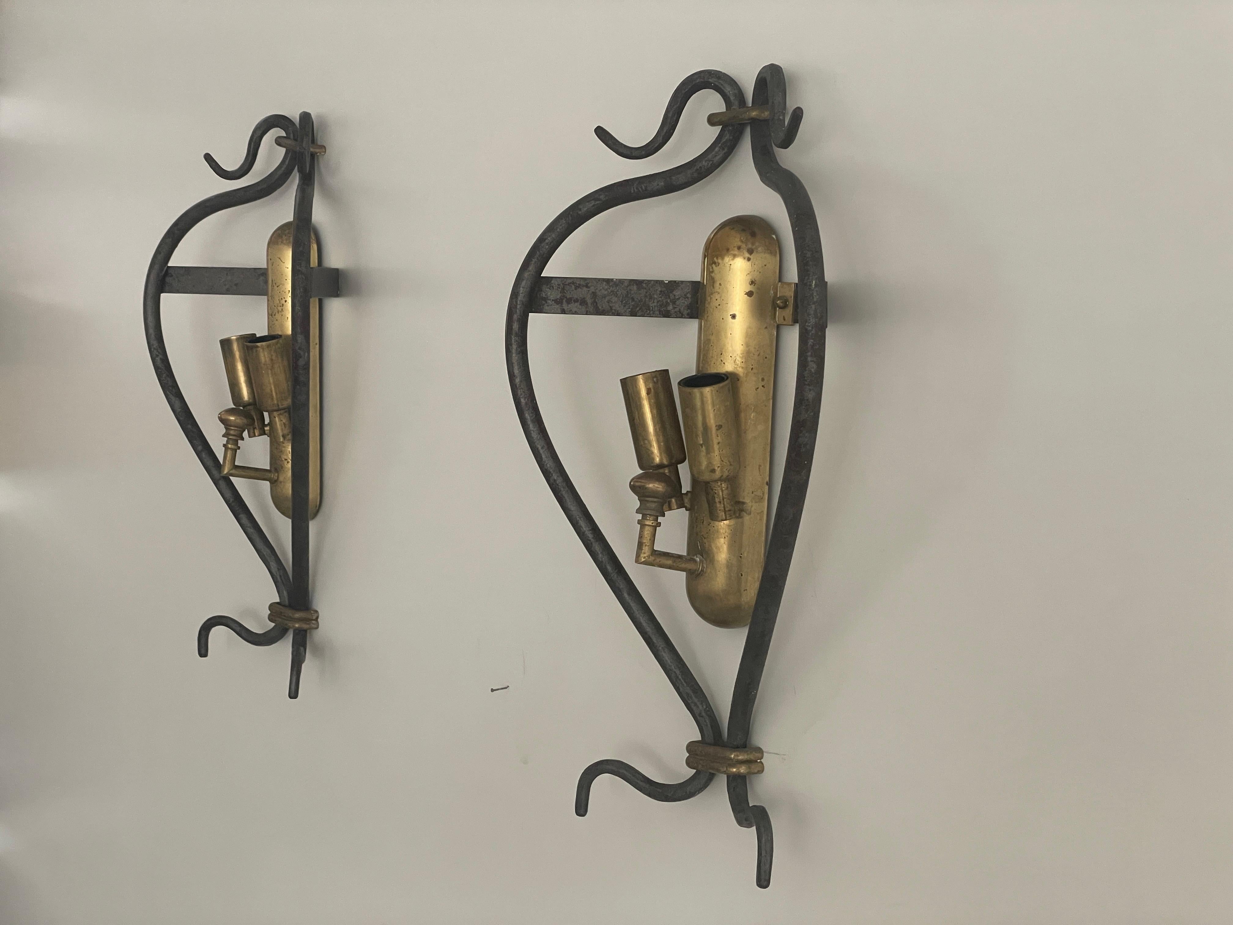Italiano Insolita coppia di lampade di design italiano in ottone e ferro, anni '50, Italia in vendita