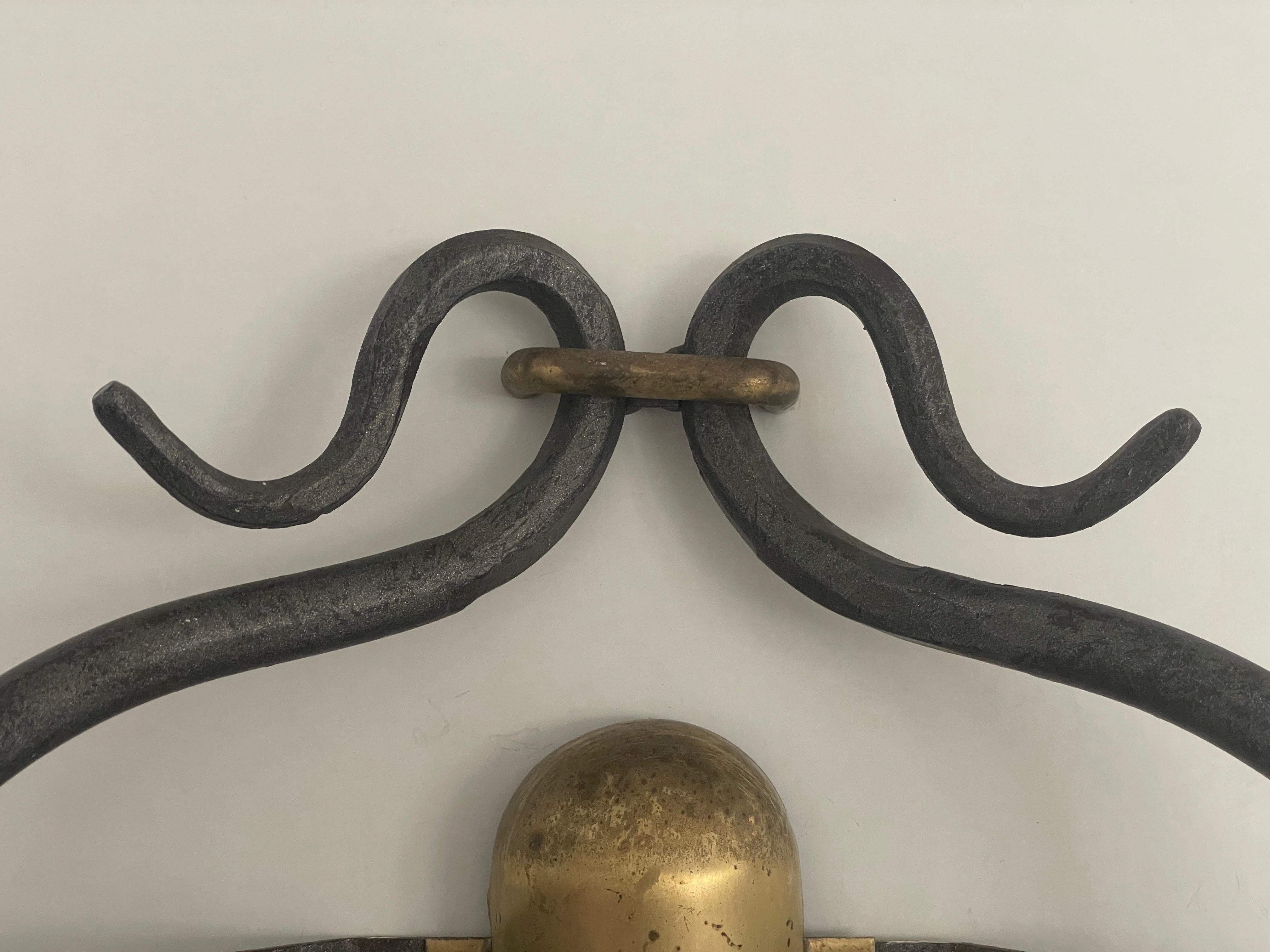 Insolita coppia di lampade di design italiano in ottone e ferro, anni '50, Italia In condizioni ottime in vendita a Hagenbach, DE