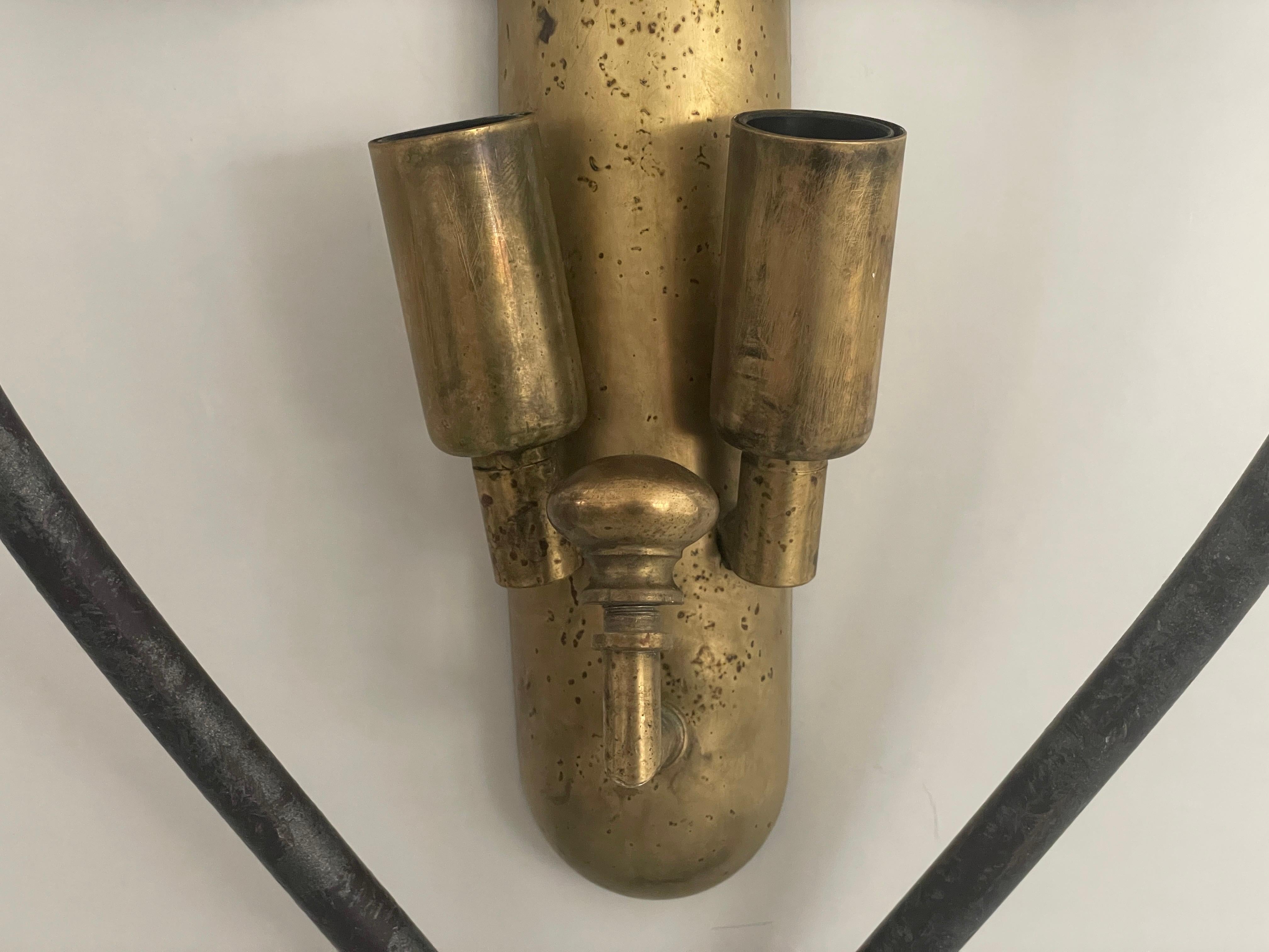 Metà XX secolo Insolita coppia di lampade di design italiano in ottone e ferro, anni '50, Italia in vendita