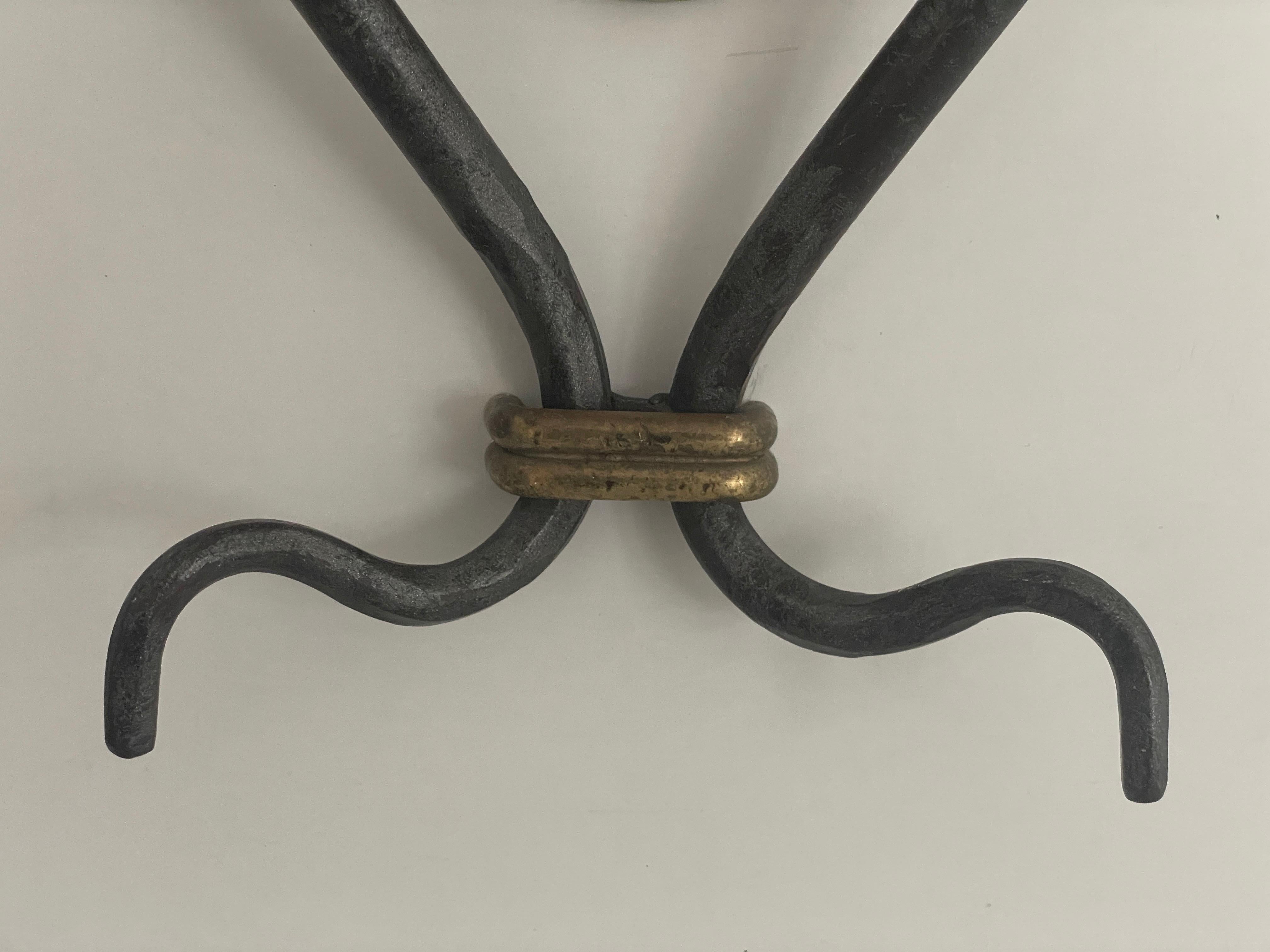 Ottone Insolita coppia di lampade di design italiano in ottone e ferro, anni '50, Italia in vendita