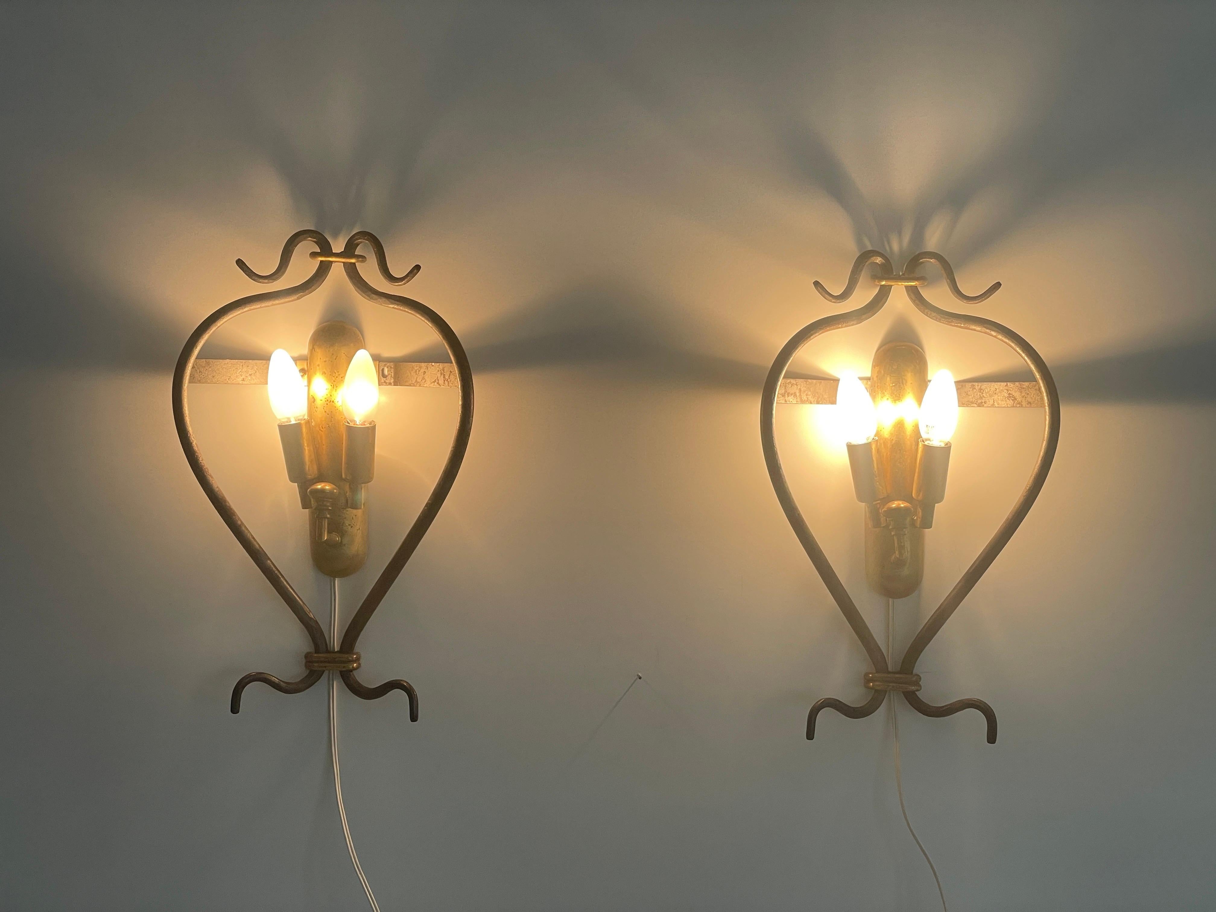 Insolita coppia di lampade di design italiano in ottone e ferro, anni '50, Italia in vendita 1