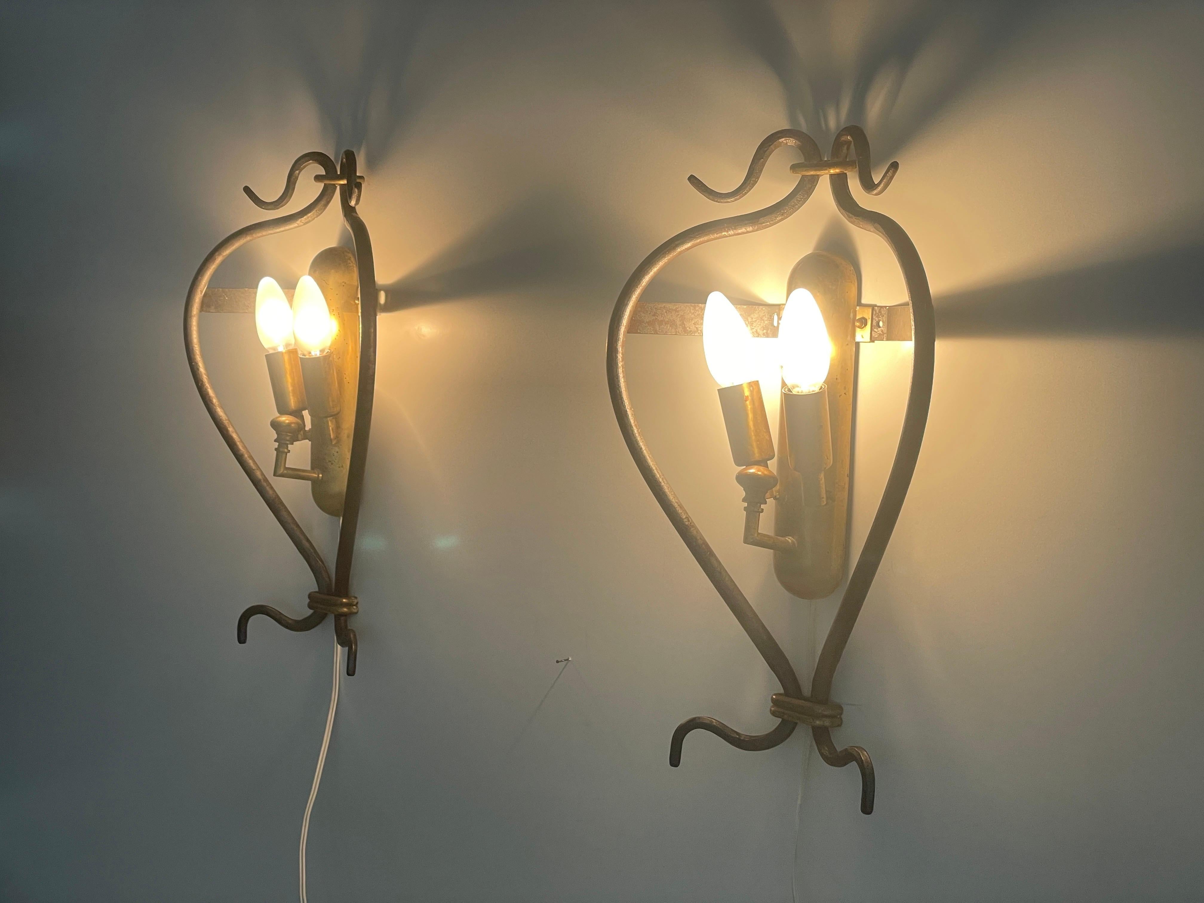 Insolita coppia di lampade di design italiano in ottone e ferro, anni '50, Italia in vendita 2