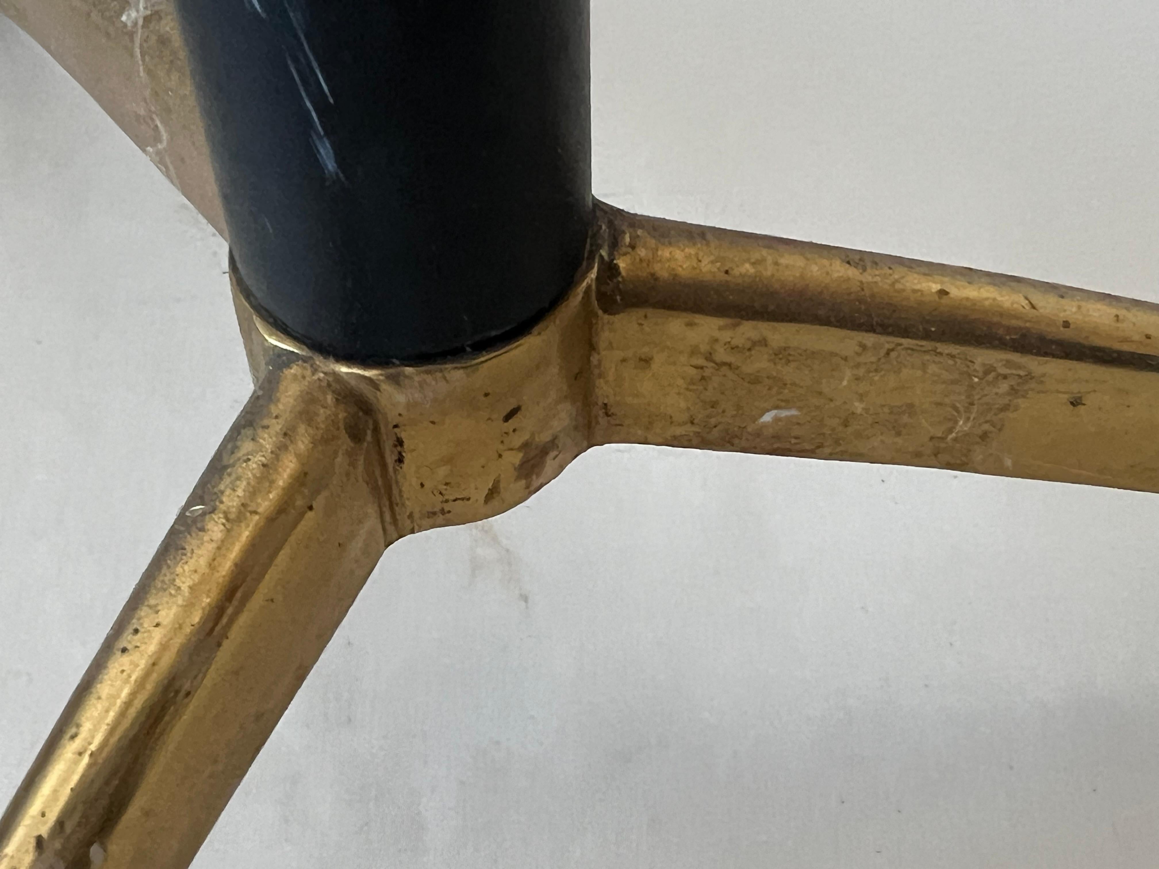 Guéridon italien inhabituel avec plateau en verre moulé en vente 3