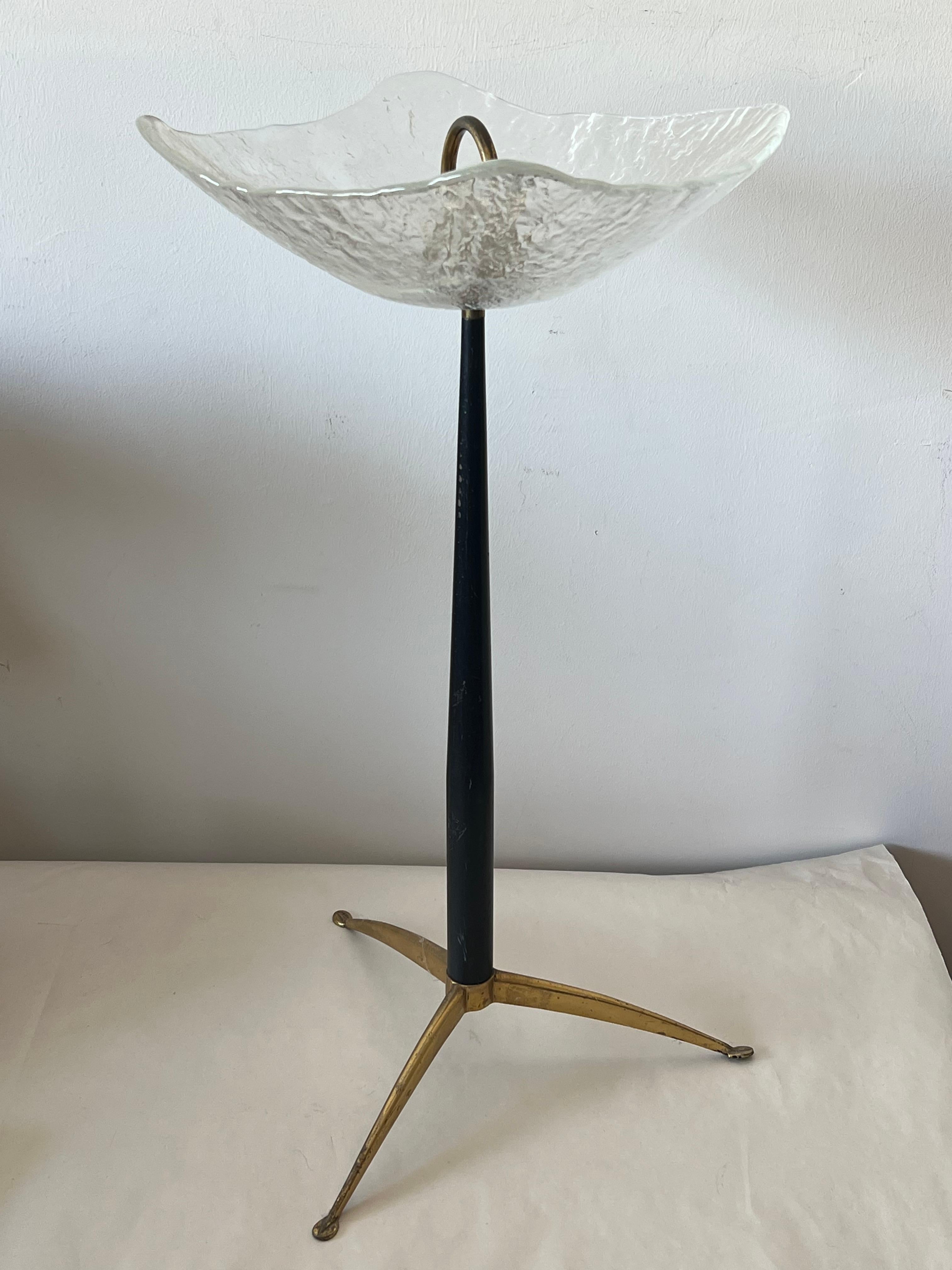 Guéridon italien inhabituel avec dessus en verre moulé et anneau décoratif sur le dessus.