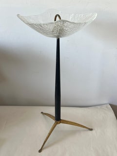 Ungewöhnlicher italienischer Gueridon mit geformter Glasplatte