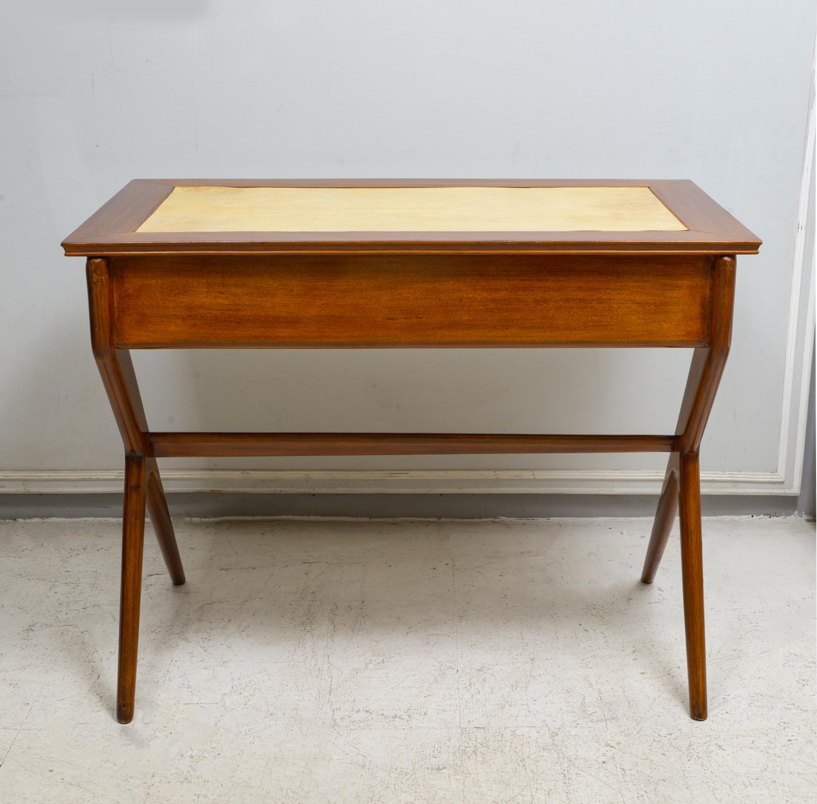 Bureau italien sculptural du milieu du siècle dernier en acajou et parchemin avec tiroir central en vente 4