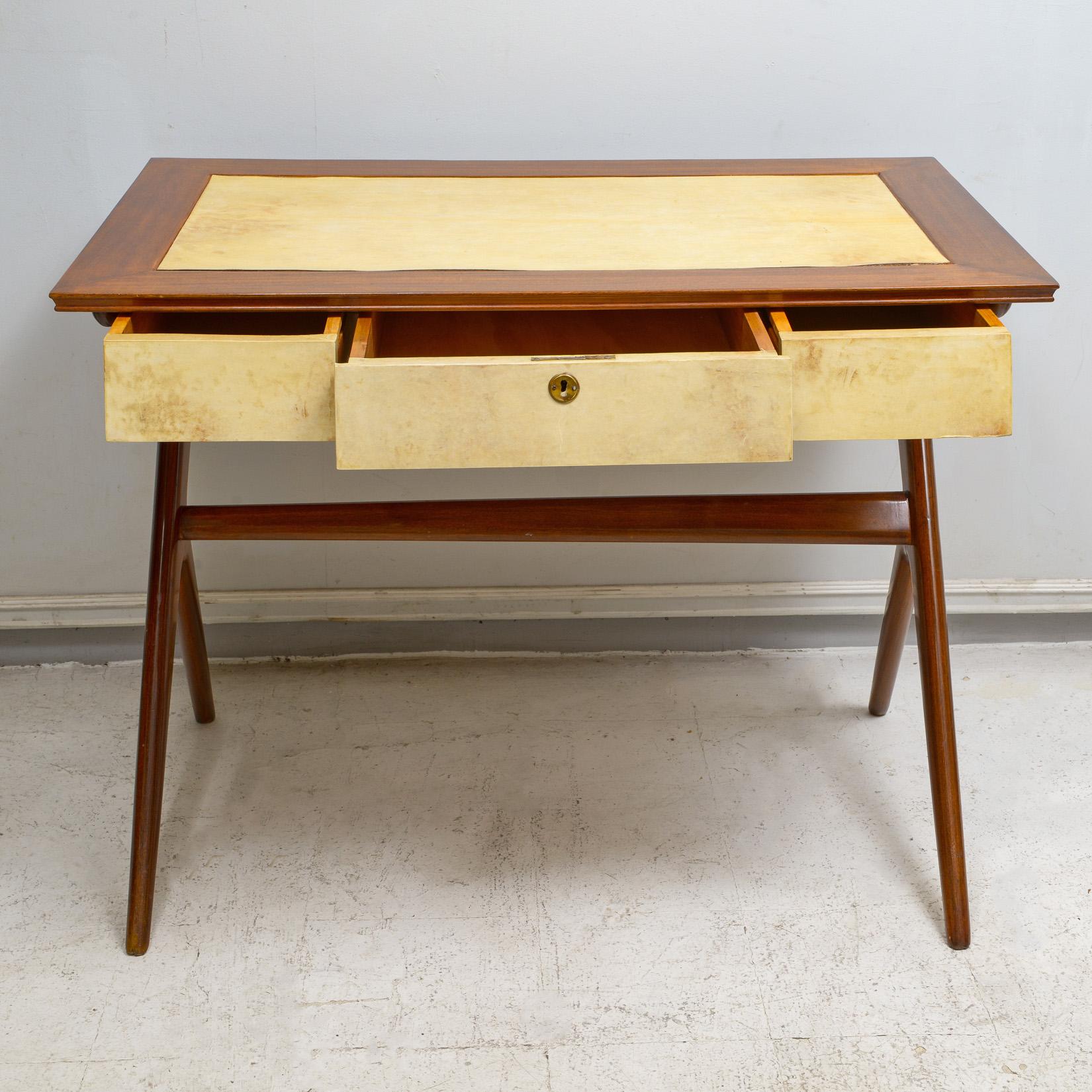 Mid-Century Modern Bureau italien sculptural du milieu du siècle dernier en acajou et parchemin avec tiroir central en vente