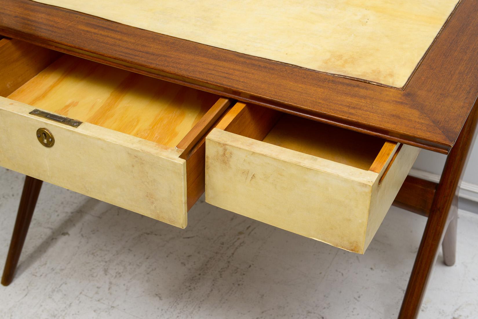 Bureau italien sculptural du milieu du siècle dernier en acajou et parchemin avec tiroir central Bon état - En vente à New York, NY