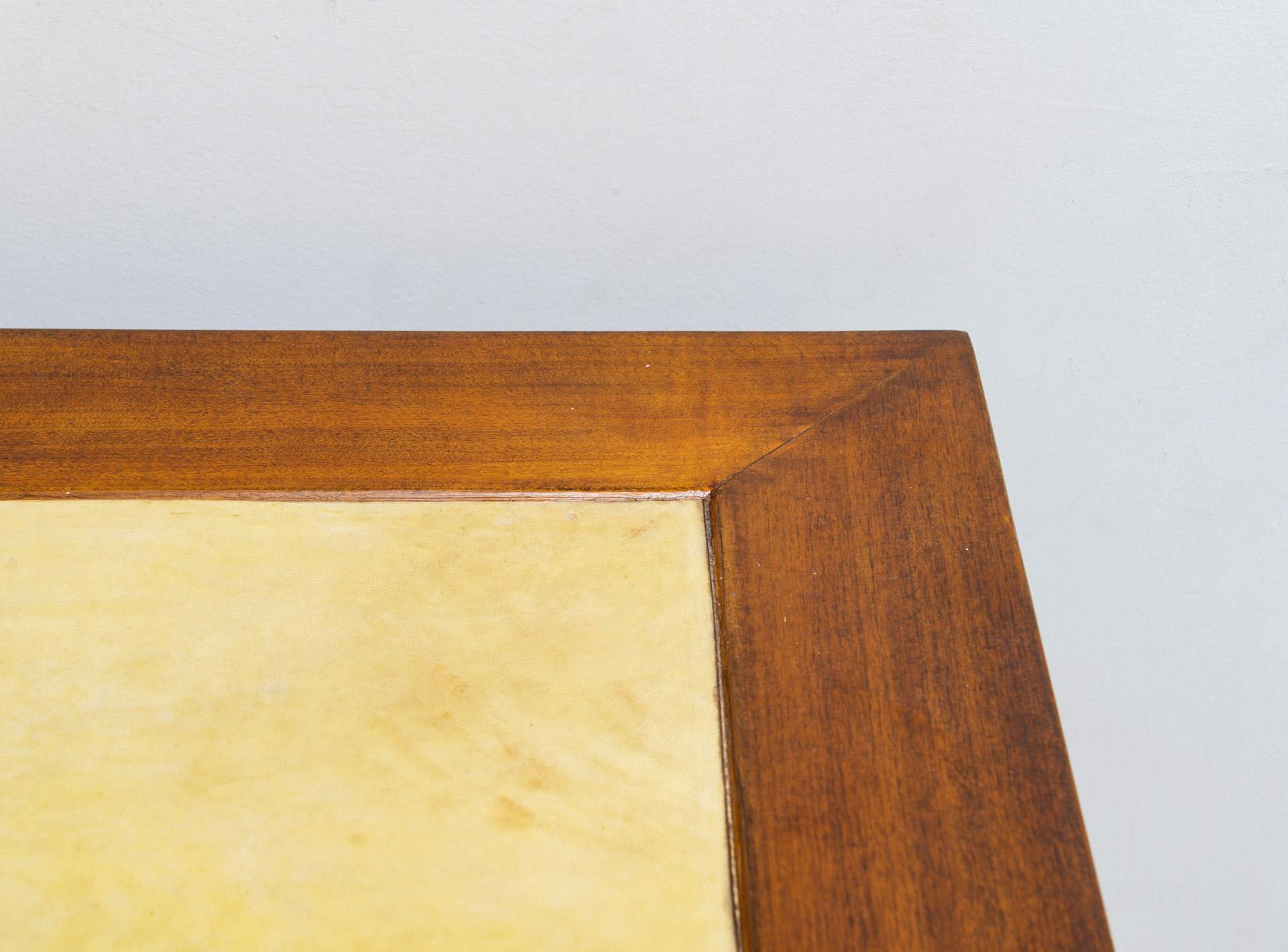 Acajou Bureau italien sculptural du milieu du siècle dernier en acajou et parchemin avec tiroir central en vente