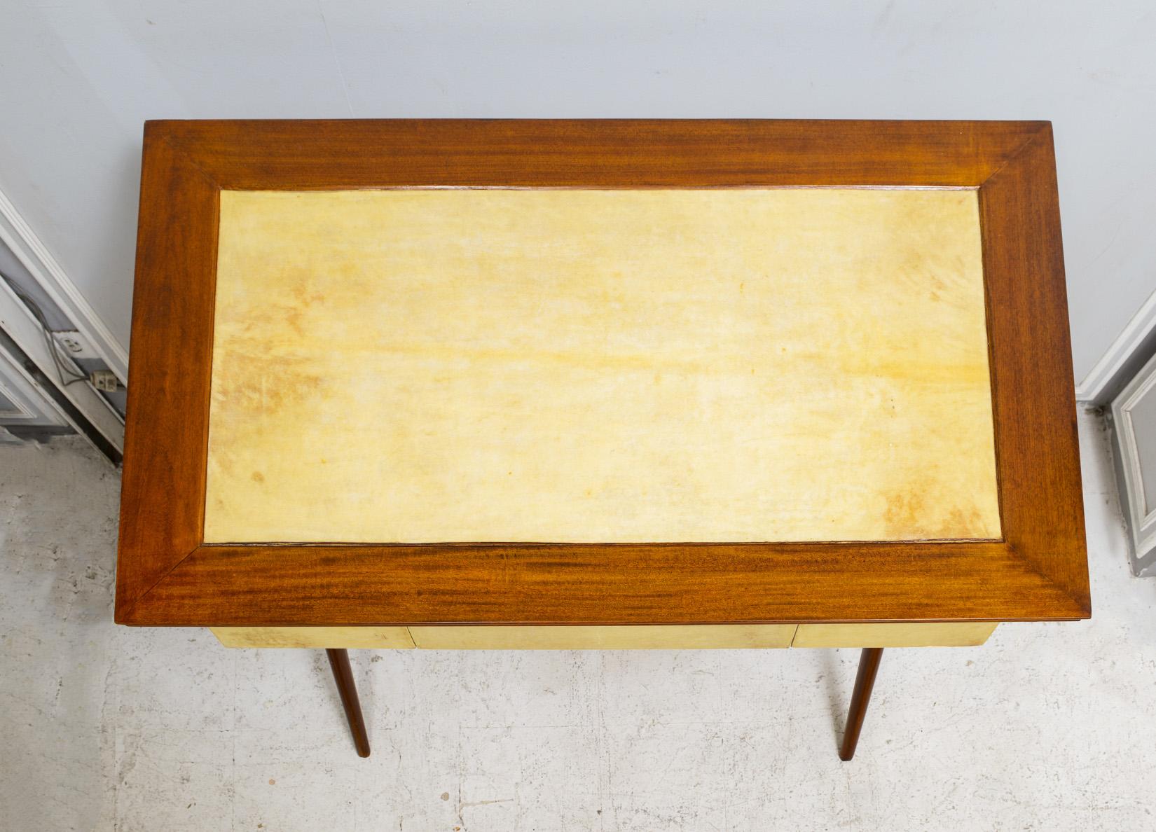 Bureau italien sculptural du milieu du siècle dernier en acajou et parchemin avec tiroir central en vente 1
