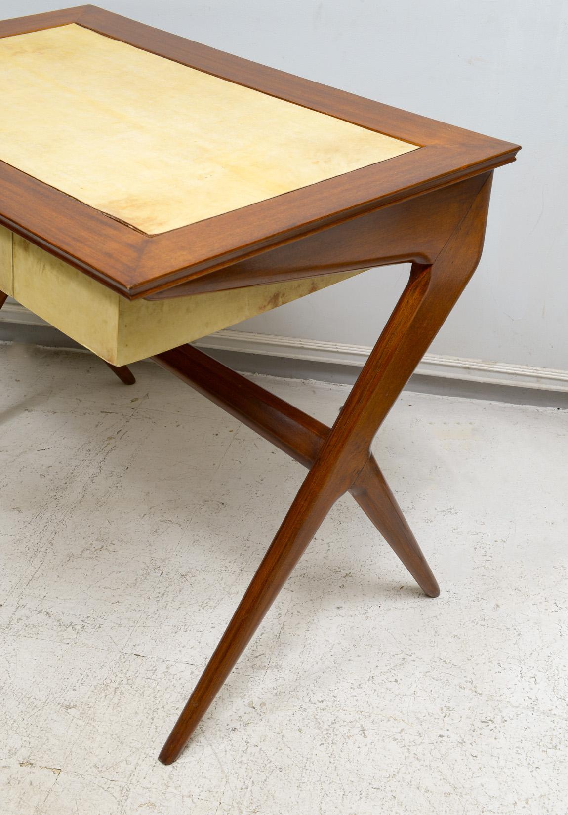 Bureau italien sculptural du milieu du siècle dernier en acajou et parchemin avec tiroir central en vente 2
