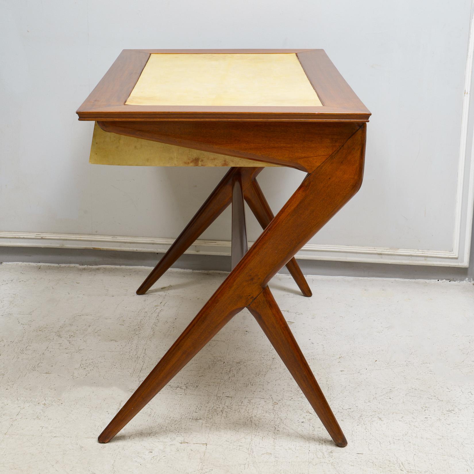 Bureau italien sculptural du milieu du siècle dernier en acajou et parchemin avec tiroir central en vente 3