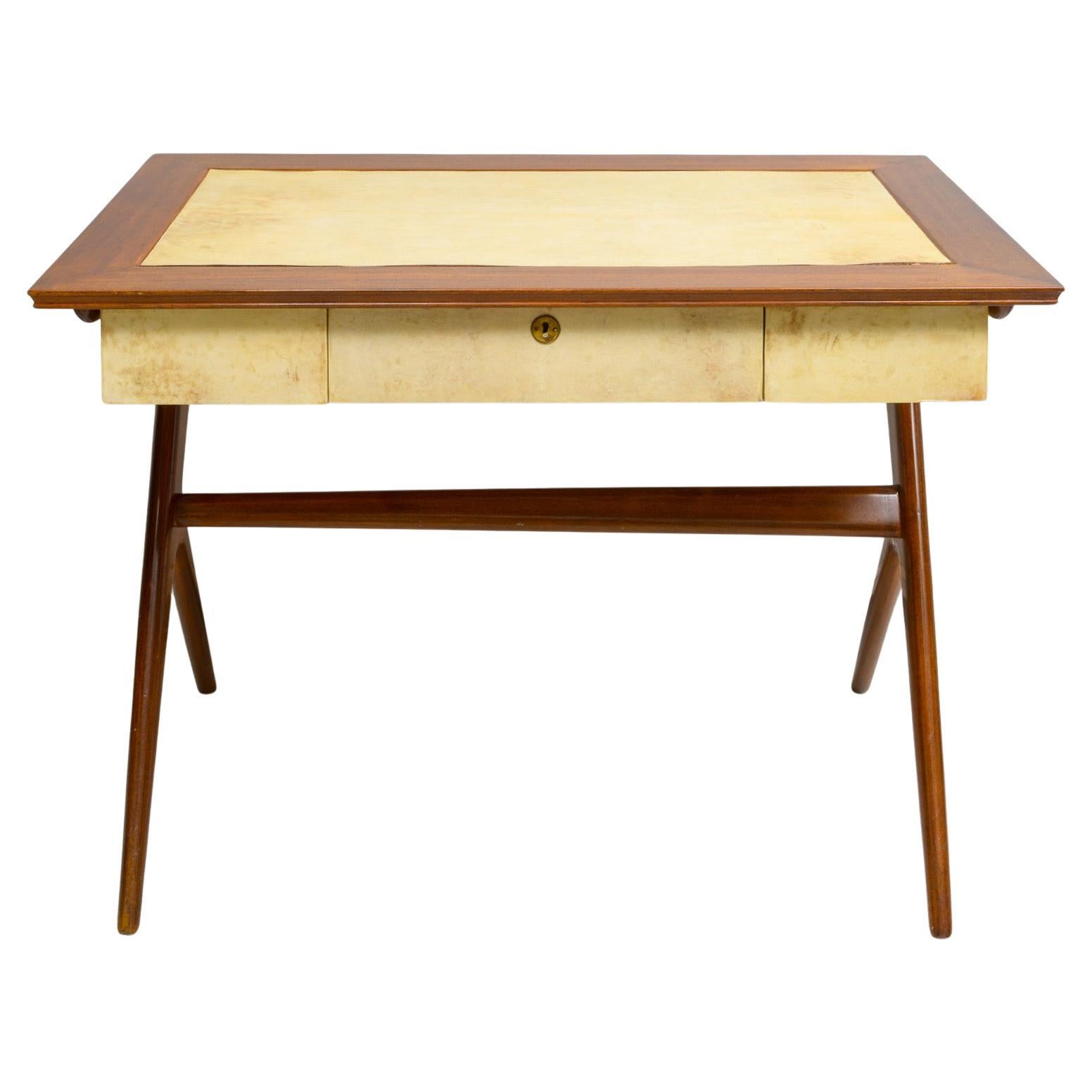 Bureau sculptural italien du milieu du siècle en acajou et parchemin avec trois tiroirs