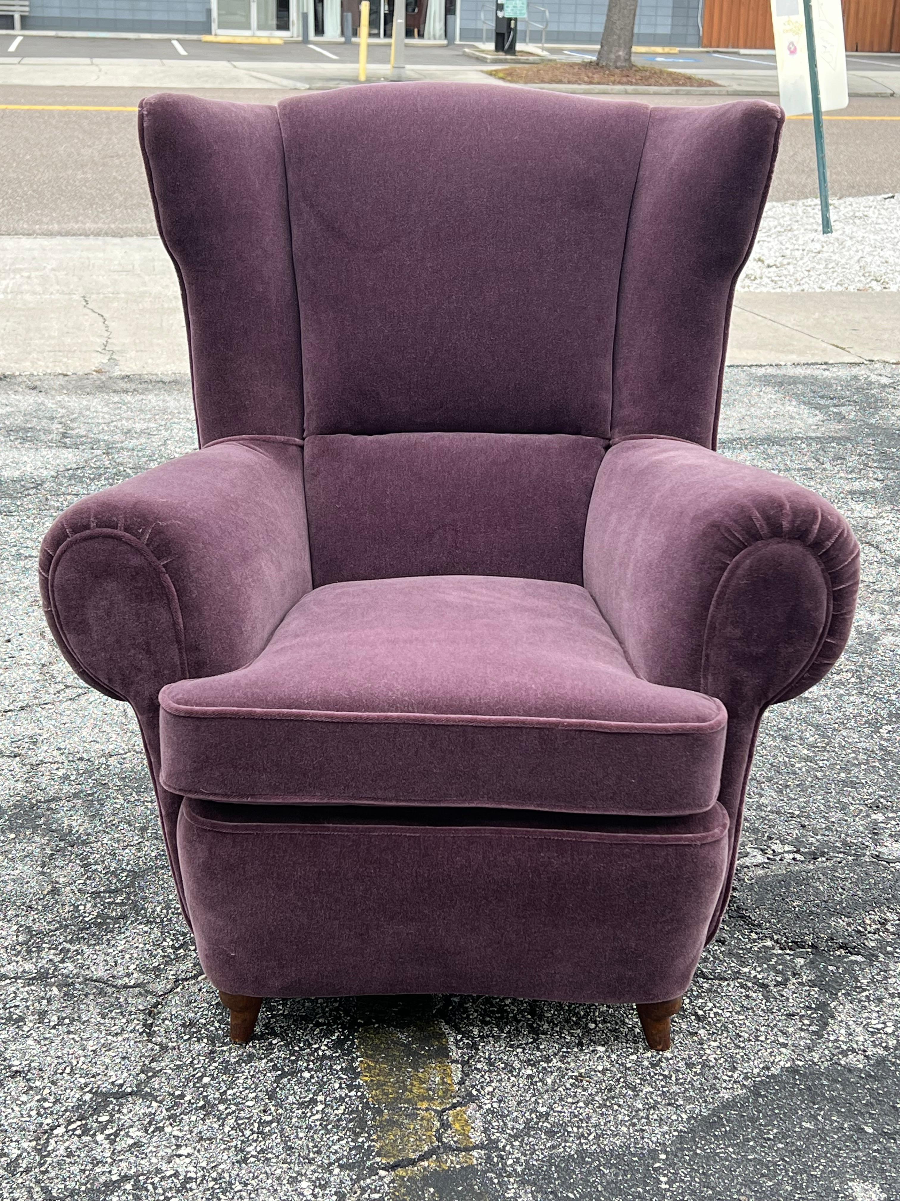 Une chaise italienne à dossier ailé inhabituelle vers les années 1940. 
Nouvellement retapissé en mohair 100% naturel de Yoma Textiles. 
Très confortable. 
Le style est à la fois moderne et traditionnel. 
La chaise est lourde et bien fabriquée avec