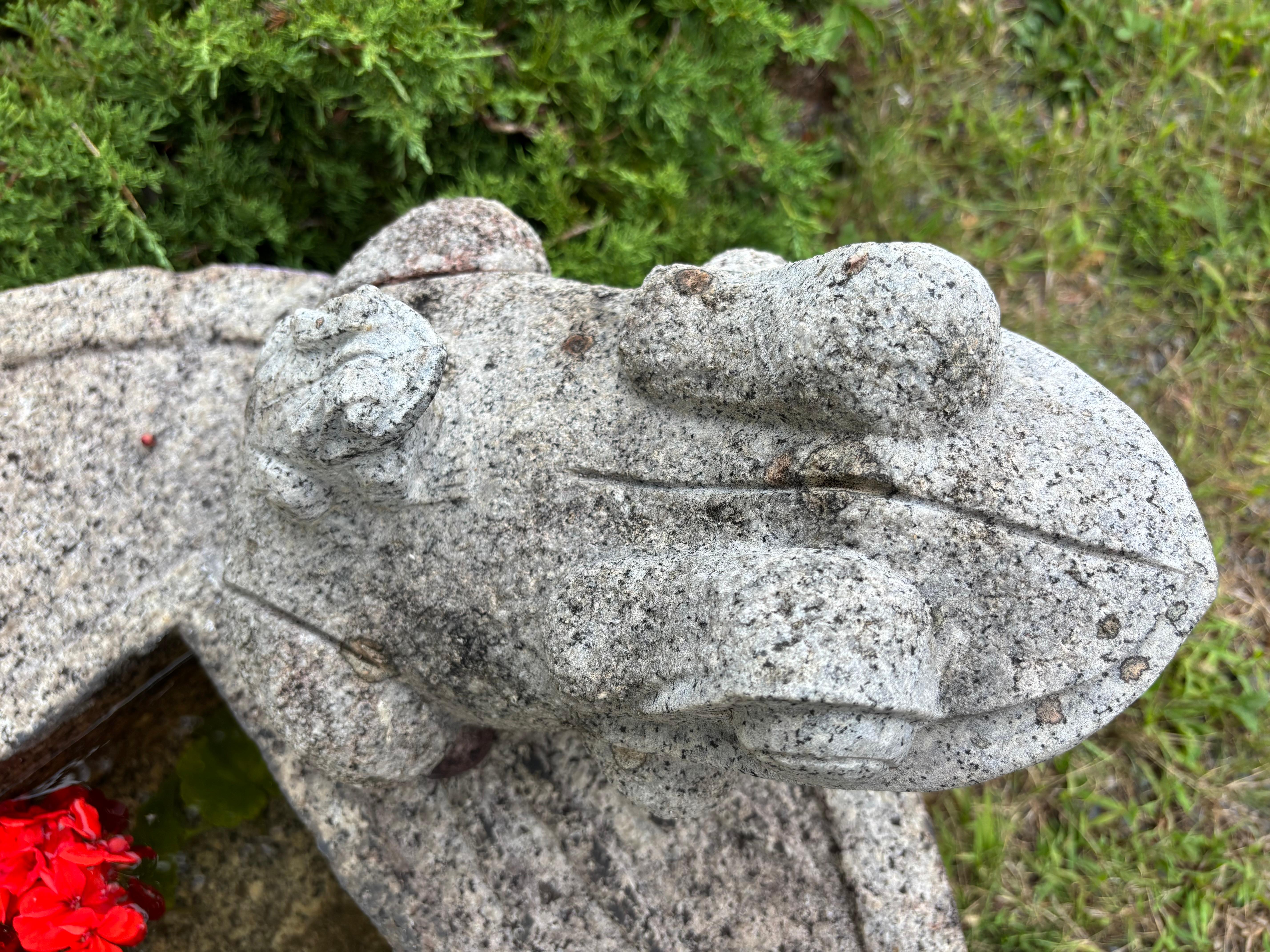 Insólita rana y bebé de piedra antiguos de Japón Alegra tu jardín de corazón  Alma en Bueno estado para la venta en South Burlington, VT