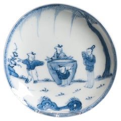 Insolite plat en porcelaine chinoise Kangxi 1662-1722 garçons