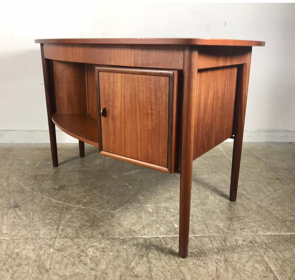 Unusual Kidney Teak Desk by Kai Kristiansen, Double-Sided, Bookcase 5