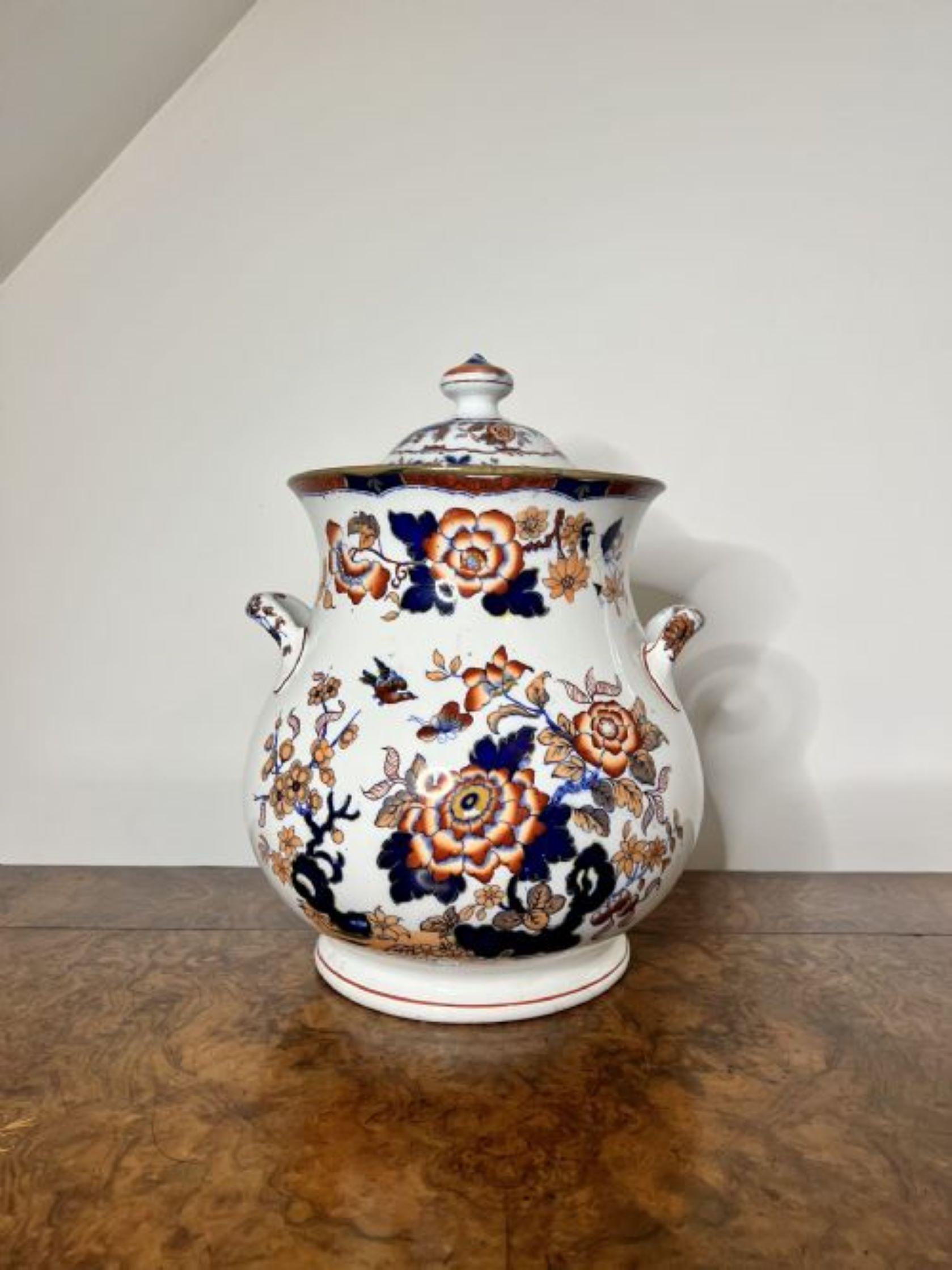 Insolito vaso antico con coperchio imari giapponese di grandi dimensioni in vendita 1
