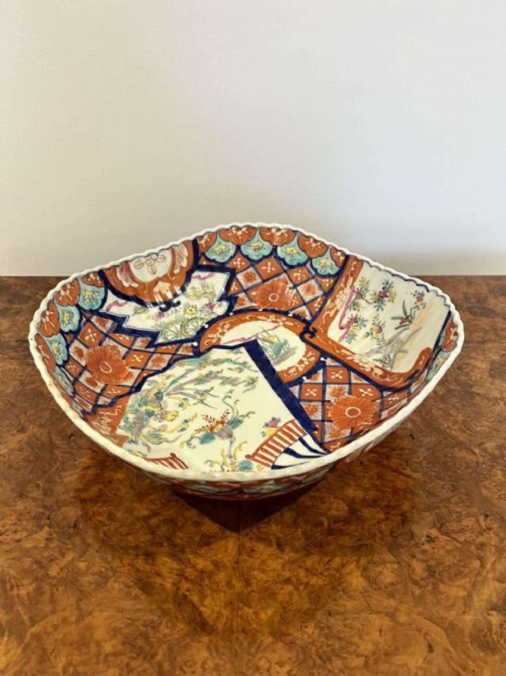 Insolita grande ciotola antica giapponese di qualità Imari dipinta a mano con splendide decorazioni a ventaglio nei fantastici colori rosso, verde, bianco, blu e giallo.