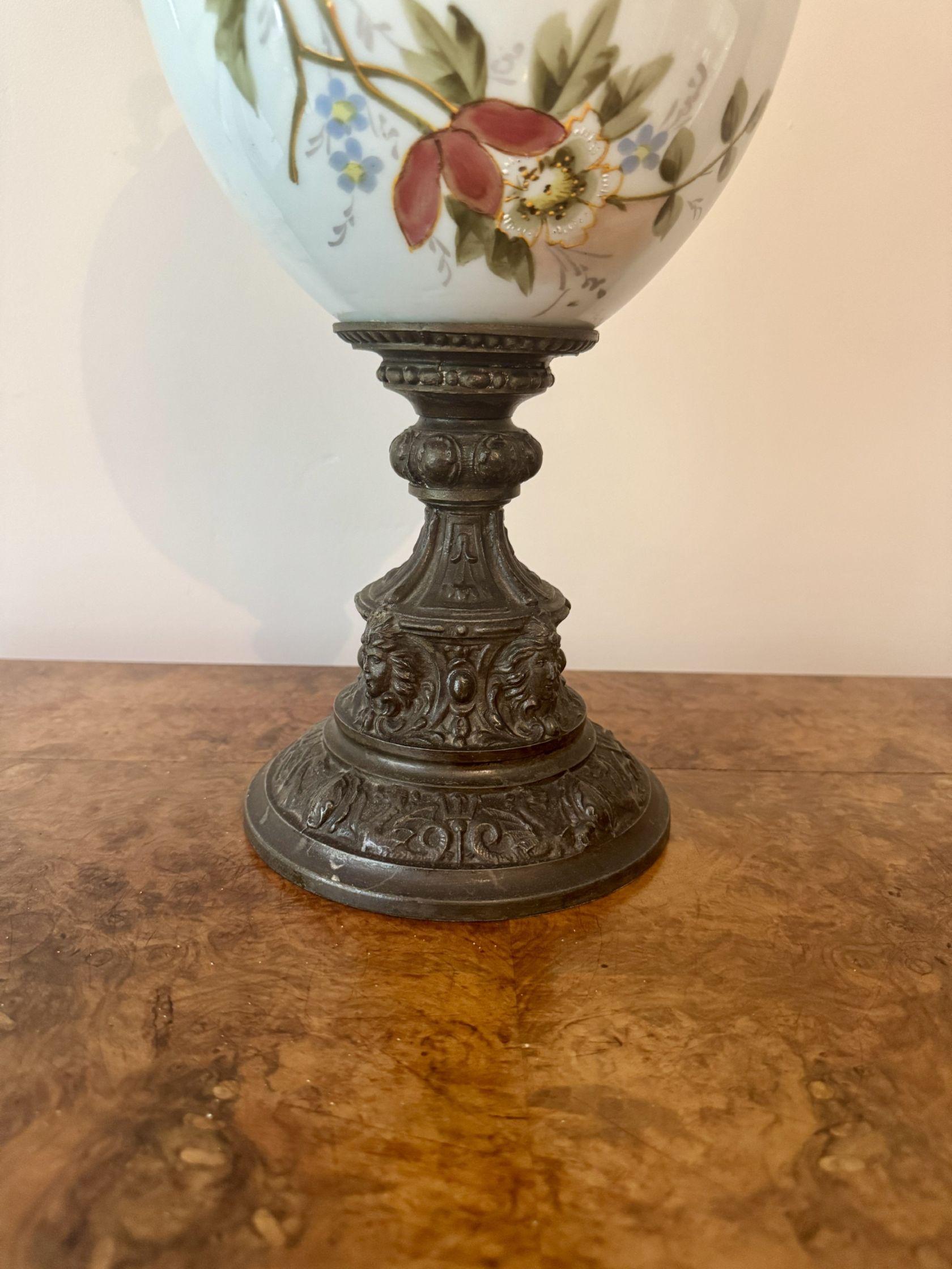 Peint à la main Inhabituelle grande aiguière victorienne ancienne en vente