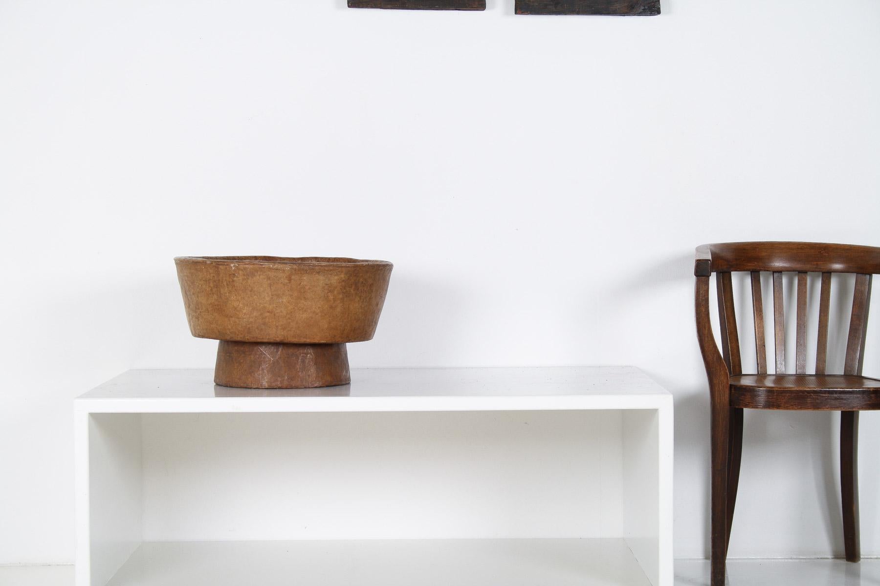Primitif Grand bol décoratif inhabituel en papier mâché antique - Shelf Art en vente