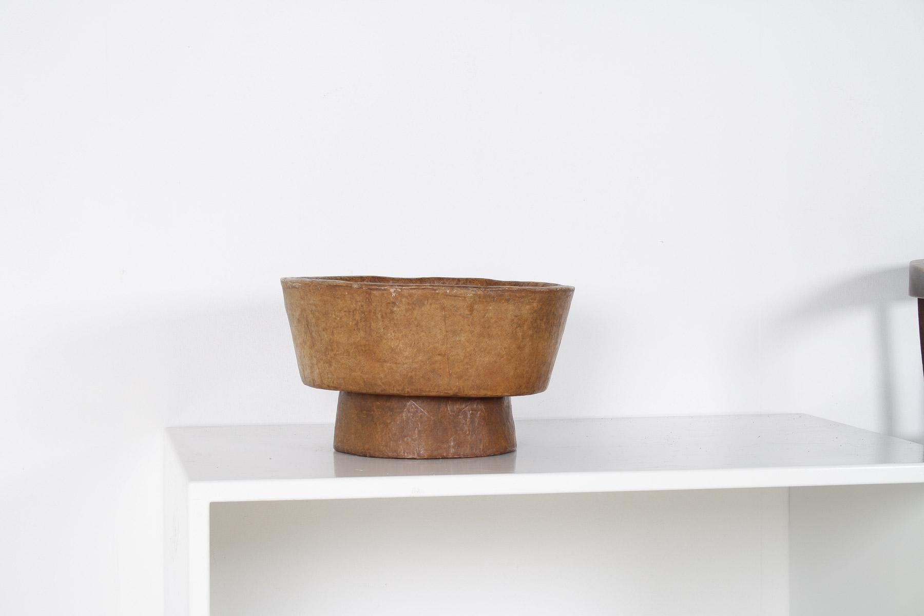 Fait main Grand bol décoratif inhabituel en papier mâché antique - Shelf Art en vente