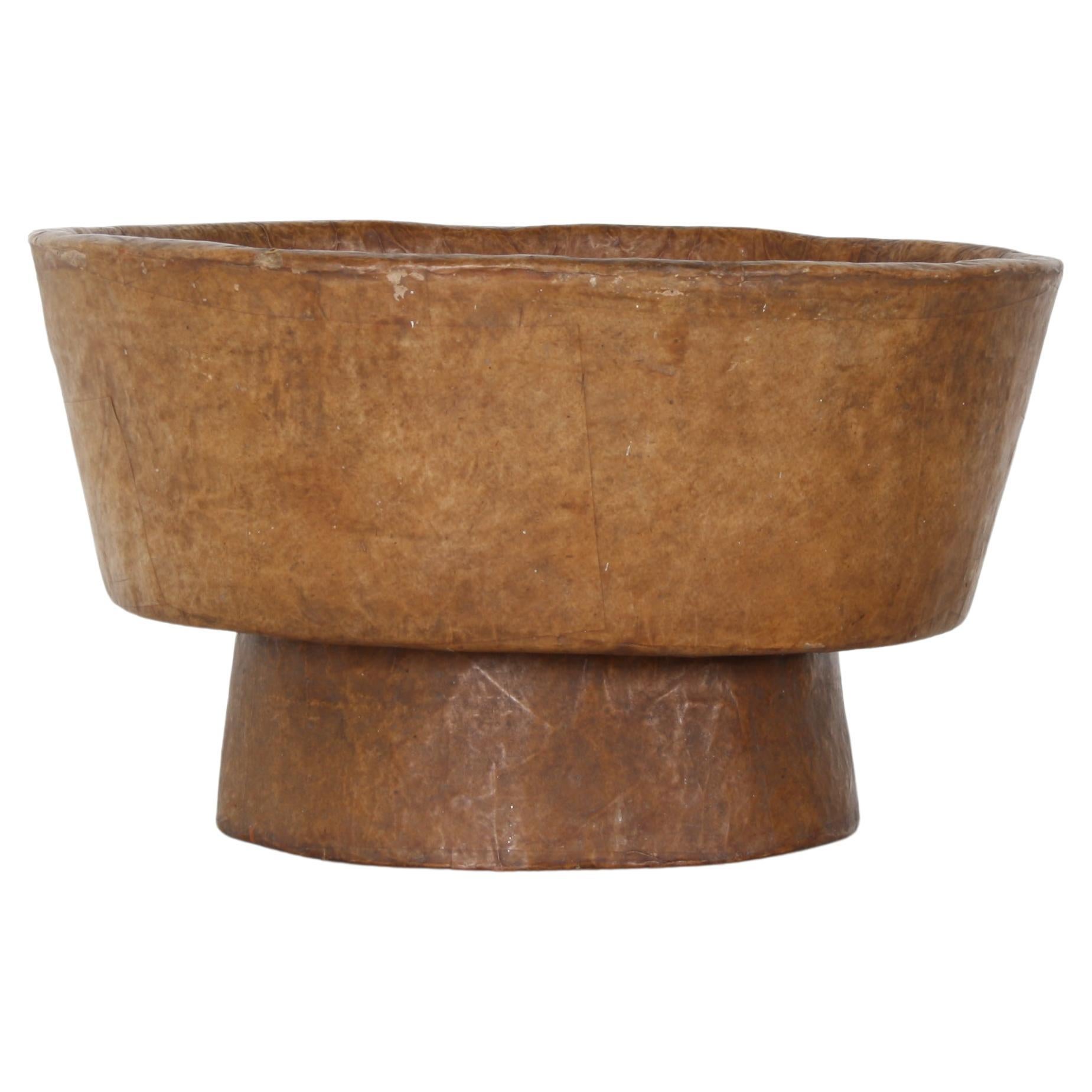 Grand bol décoratif inhabituel en papier mâché antique - Shelf Art en vente