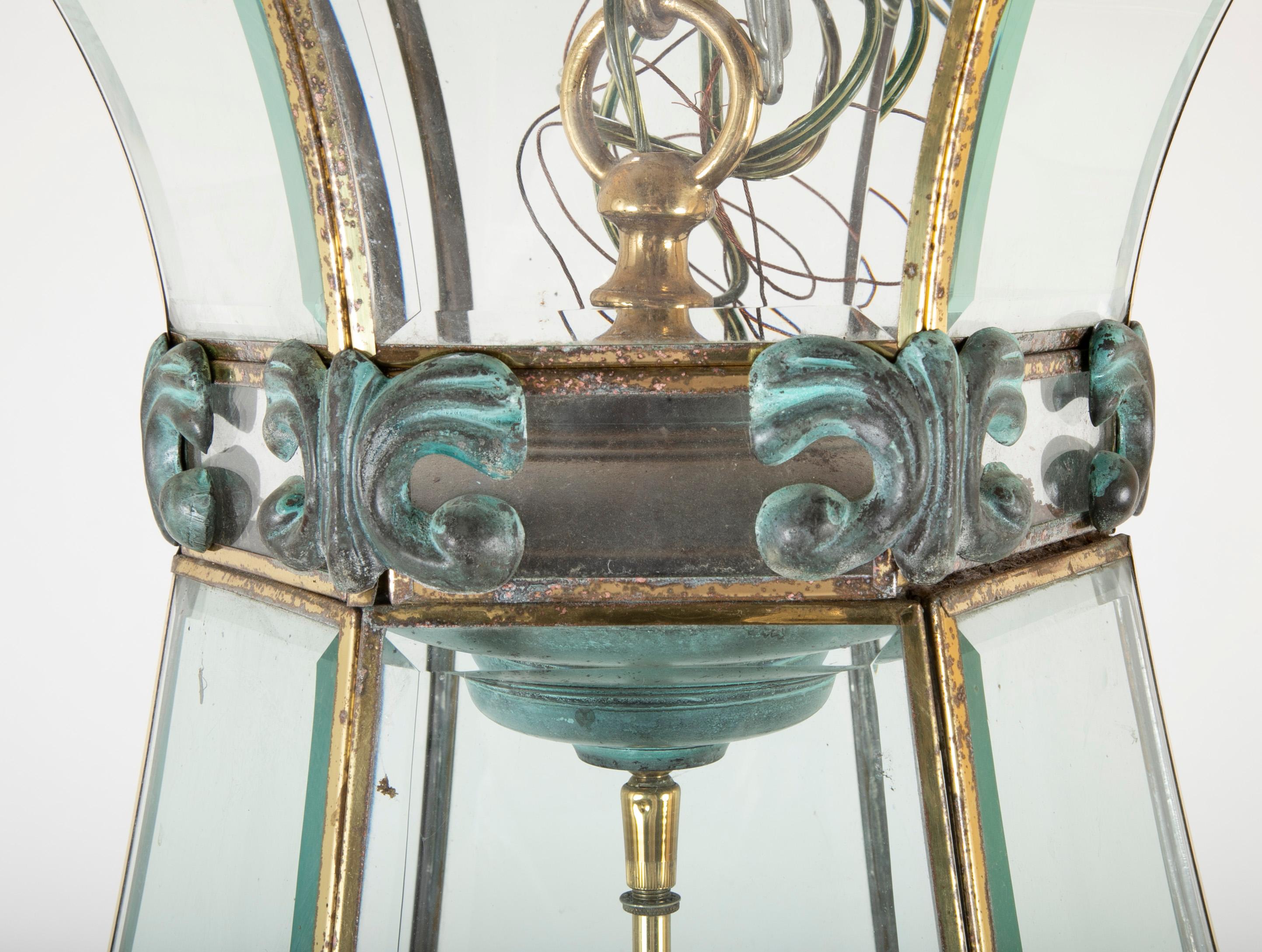 Grande lanterne hexagonale en bronze avec panneaux en verre biseauté en vente 7