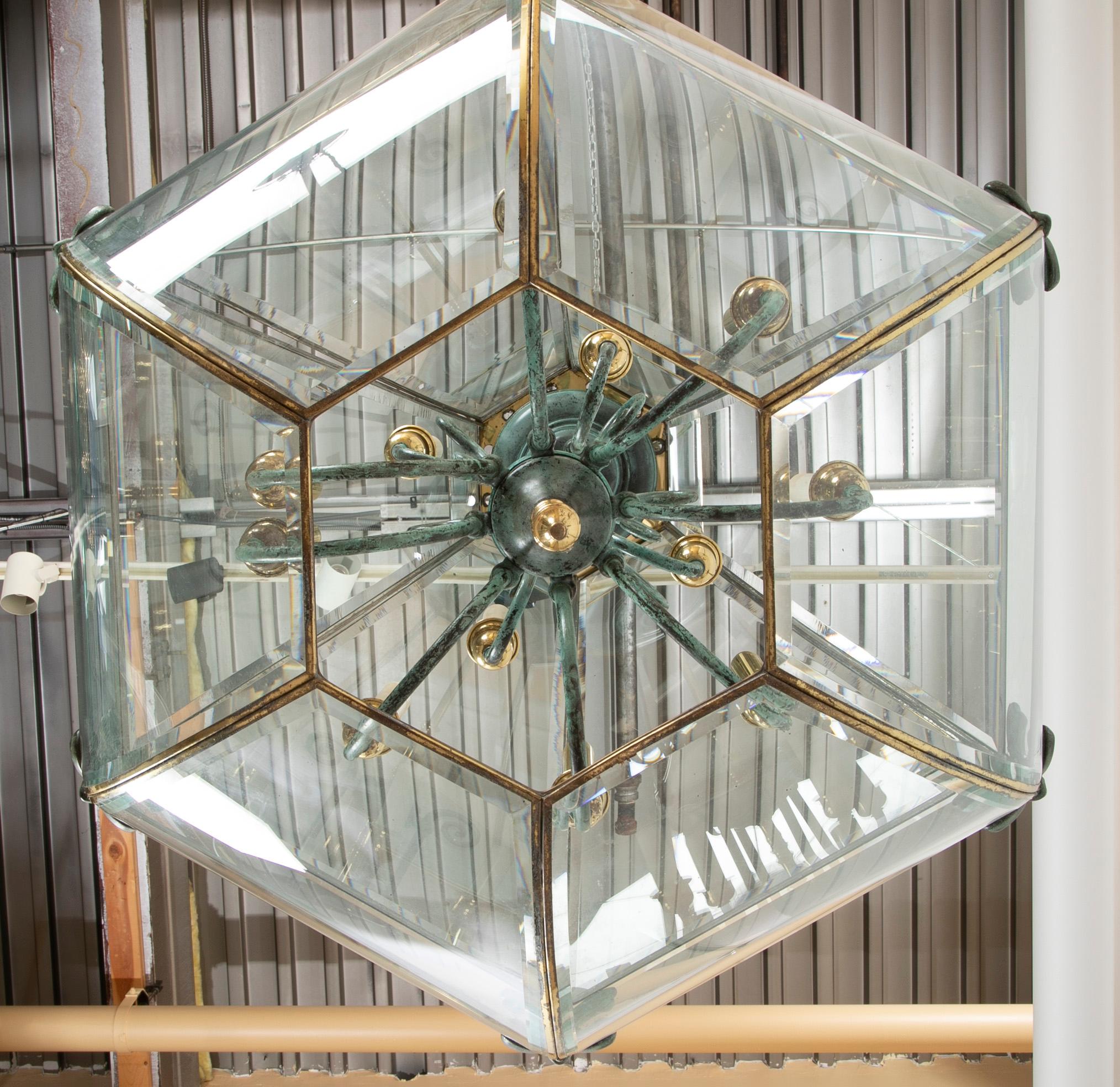 Grande lanterne hexagonale en bronze avec panneaux en verre biseauté en vente 9