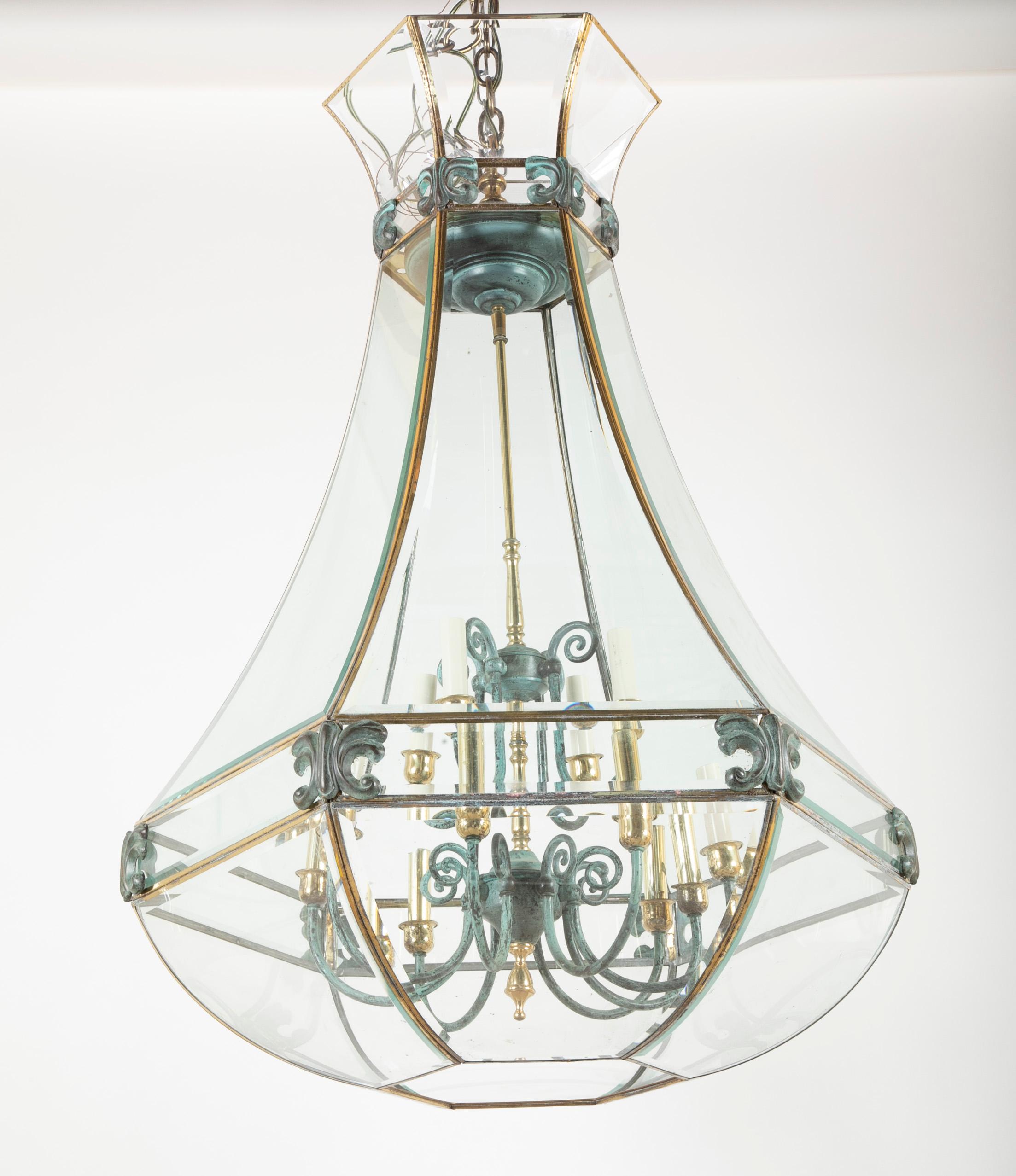 20ième siècle Grande lanterne hexagonale en bronze avec panneaux en verre biseauté en vente