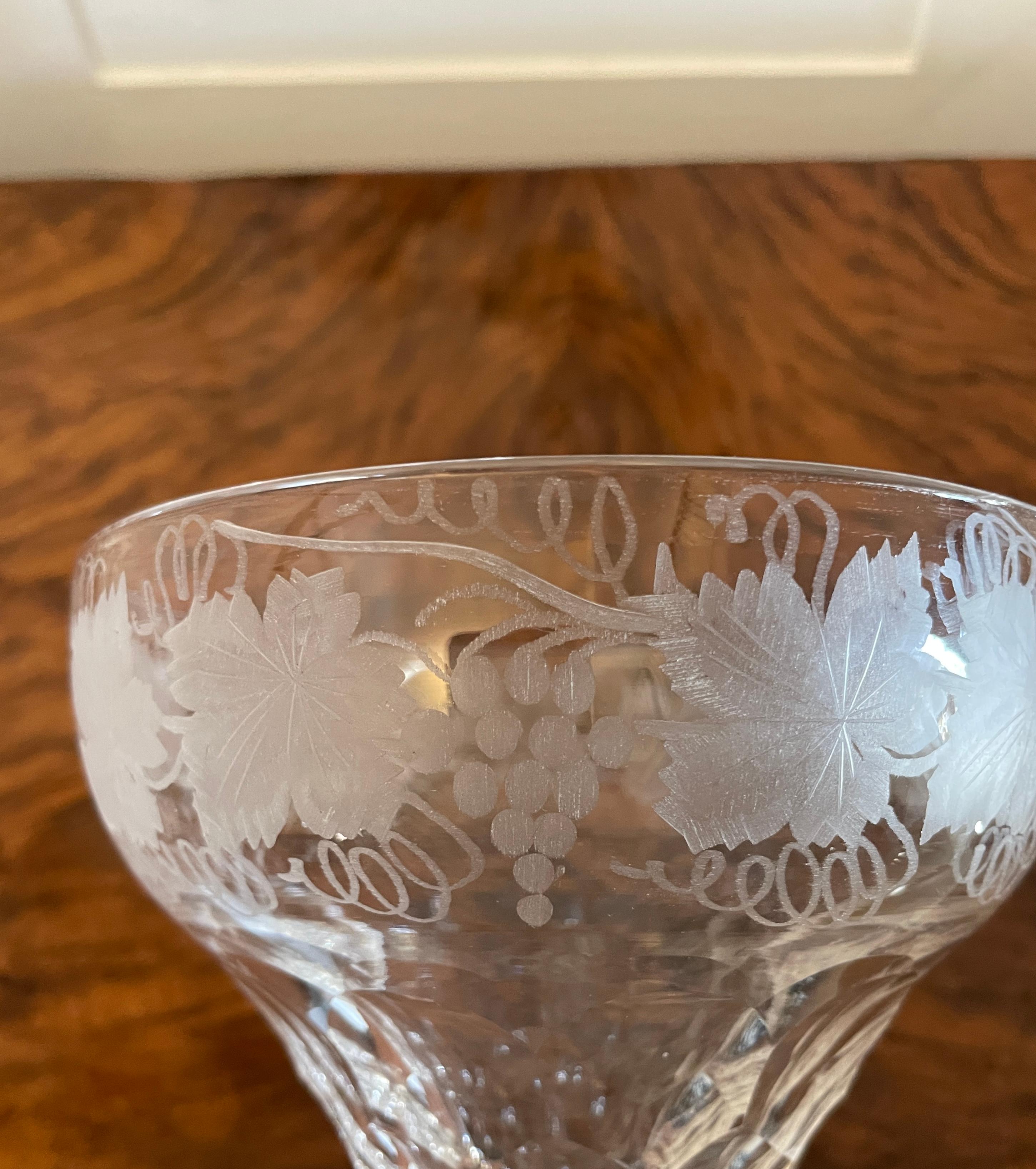 Ungewöhnliche große Satz von 4 antiken viktorianischen Qualität graviert Gläser  (Glas) im Angebot