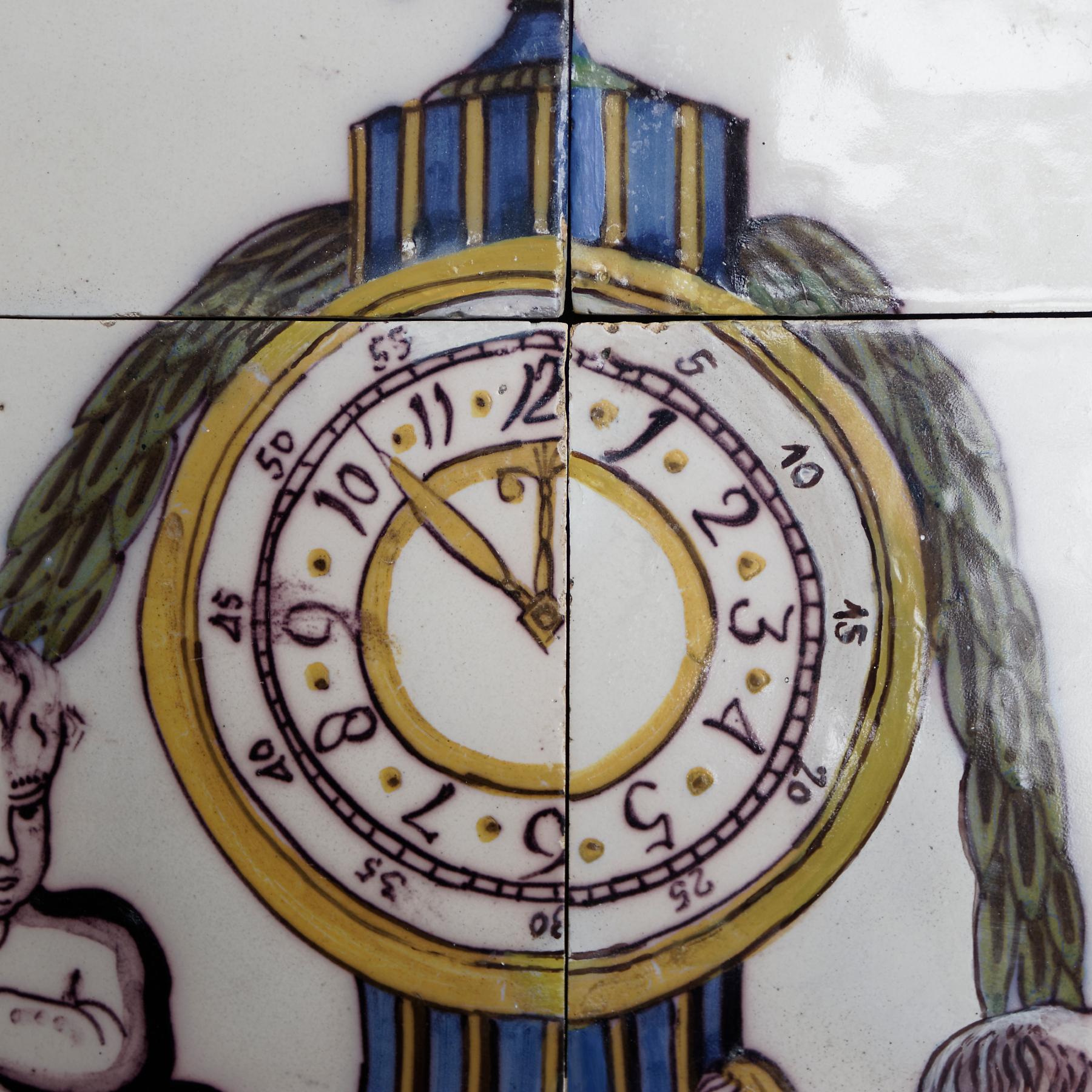 Ungewöhnliches niederländisches polychromes Kachelbild einer Uhr aus dem späten 18. Jahrhundert (Niederländisch) im Angebot