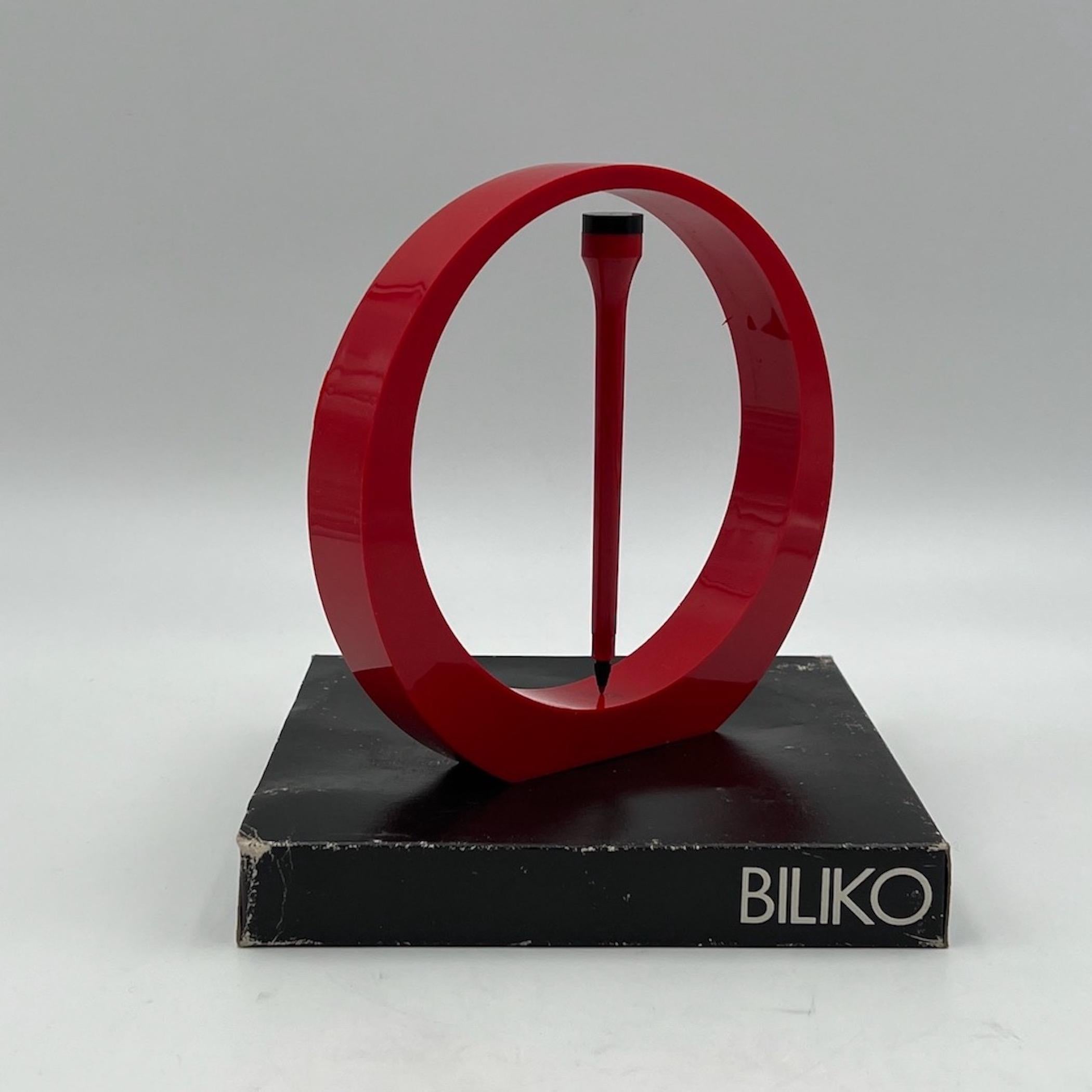 Rare set d'écriture 'Biliko', avec support rond et stylo assorti, fabriqué en Italie dans les années 70.

Biliko (en fait 