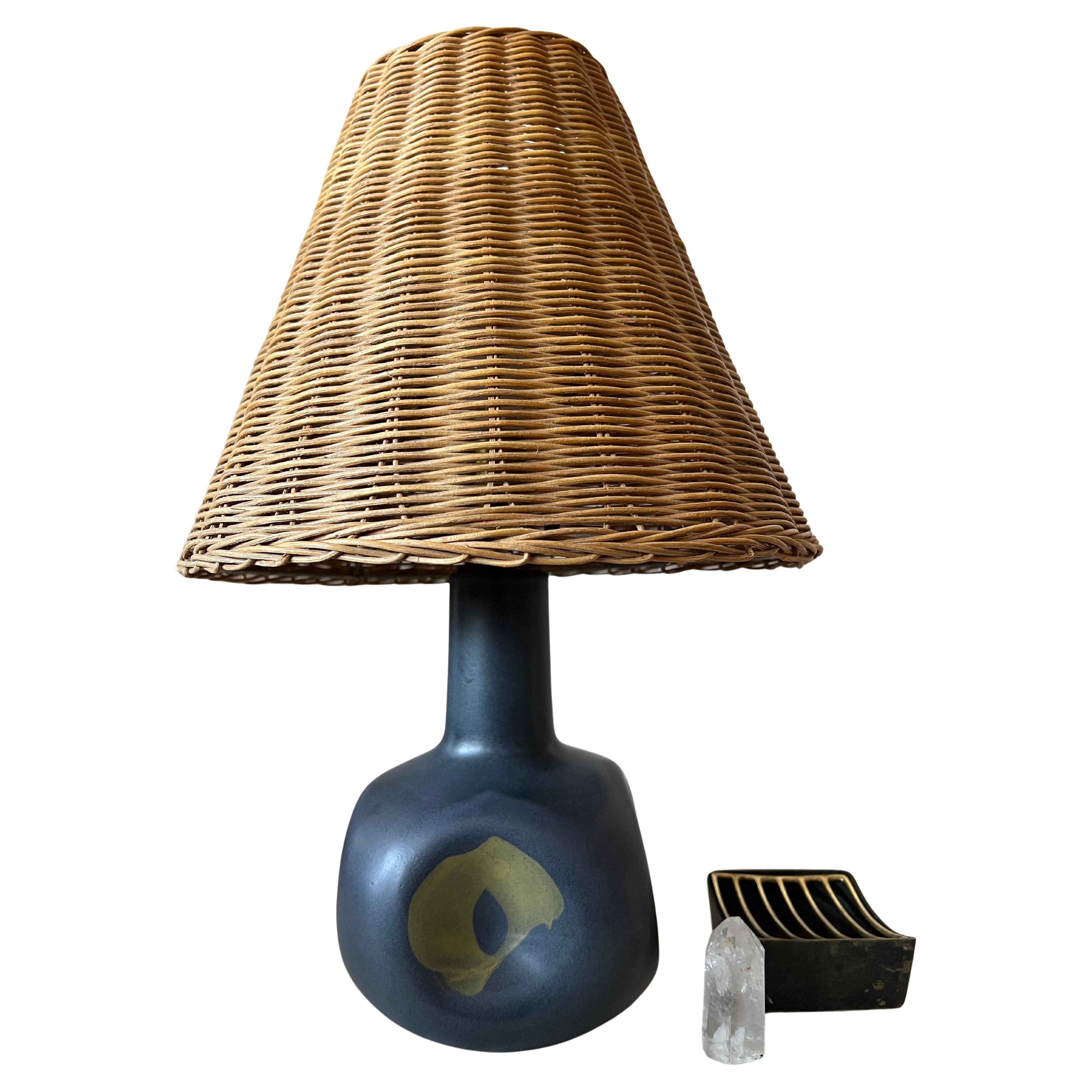 Una maravillosa lámpara de sobremesa diseñada por el famoso dúo de ceramistas Jane y Gordon Martz para Marshall Studios. Presenta un vidriado azul real con hoyuelos y decoración pintada. Raro-no aparece en ningún catálogo
La base de cerámica mide