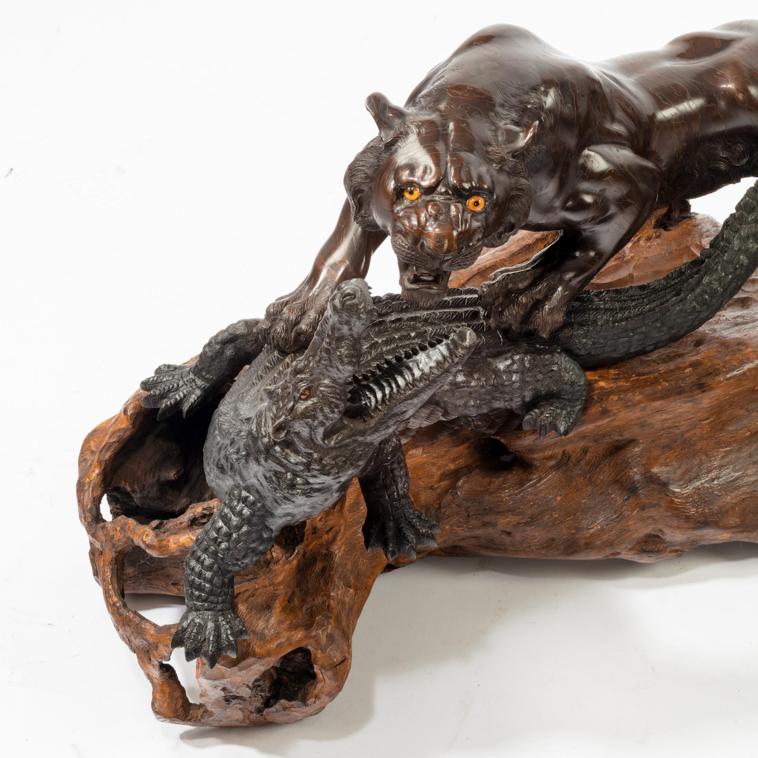 Unusual Meiji Period Bronze of a Tiger and an Alligator by Genryusai Seiya In Good Condition In Lymington, Hampshire