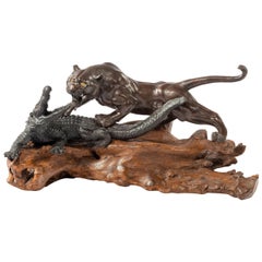 Bronze inhabituel de la période Meiji représentant un tigre et un alligator par Genryusai Seiya