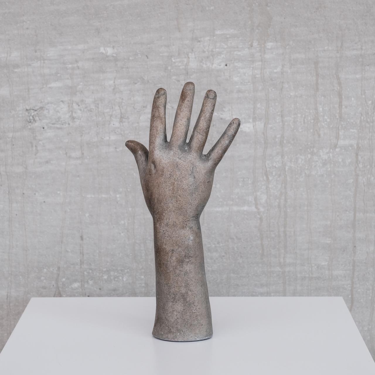 Un calco a mano scultoreo ben fatto. 

Francia, anni '50 circa. 

Forse realizzato da un artista, non sono sicuro della provenienza. 

Pesante e di buona qualità. 

Posizione: Belgio Galleria. 

Dimensioni: 33 H. x 16 L. x 7 P. in cm.