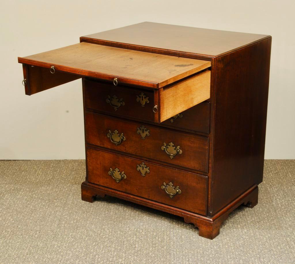 Unusual Mid-18th Century Mahogany Chest of Drawers In Good Condition In Lincolnshire, GB