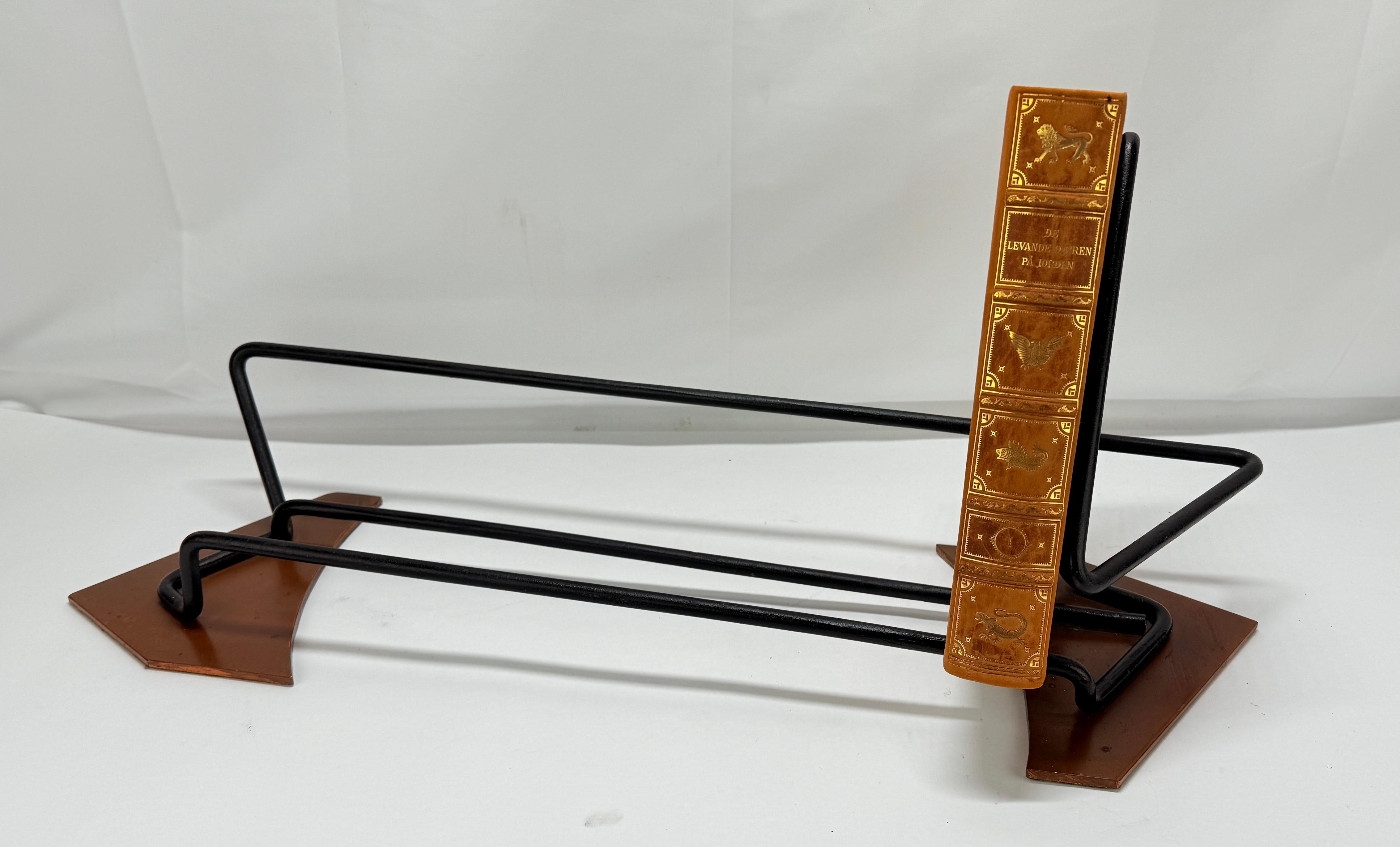 Scaffale per libri in rame e ferro della modernità di metà secolo, attribuito ad Arthur Umanoff, anni '50 circa. Questo pezzo scultoreo incarna l'ingegnosità della filosofia di design di Umanoff, fondendo la funzione utilitaria con la forma