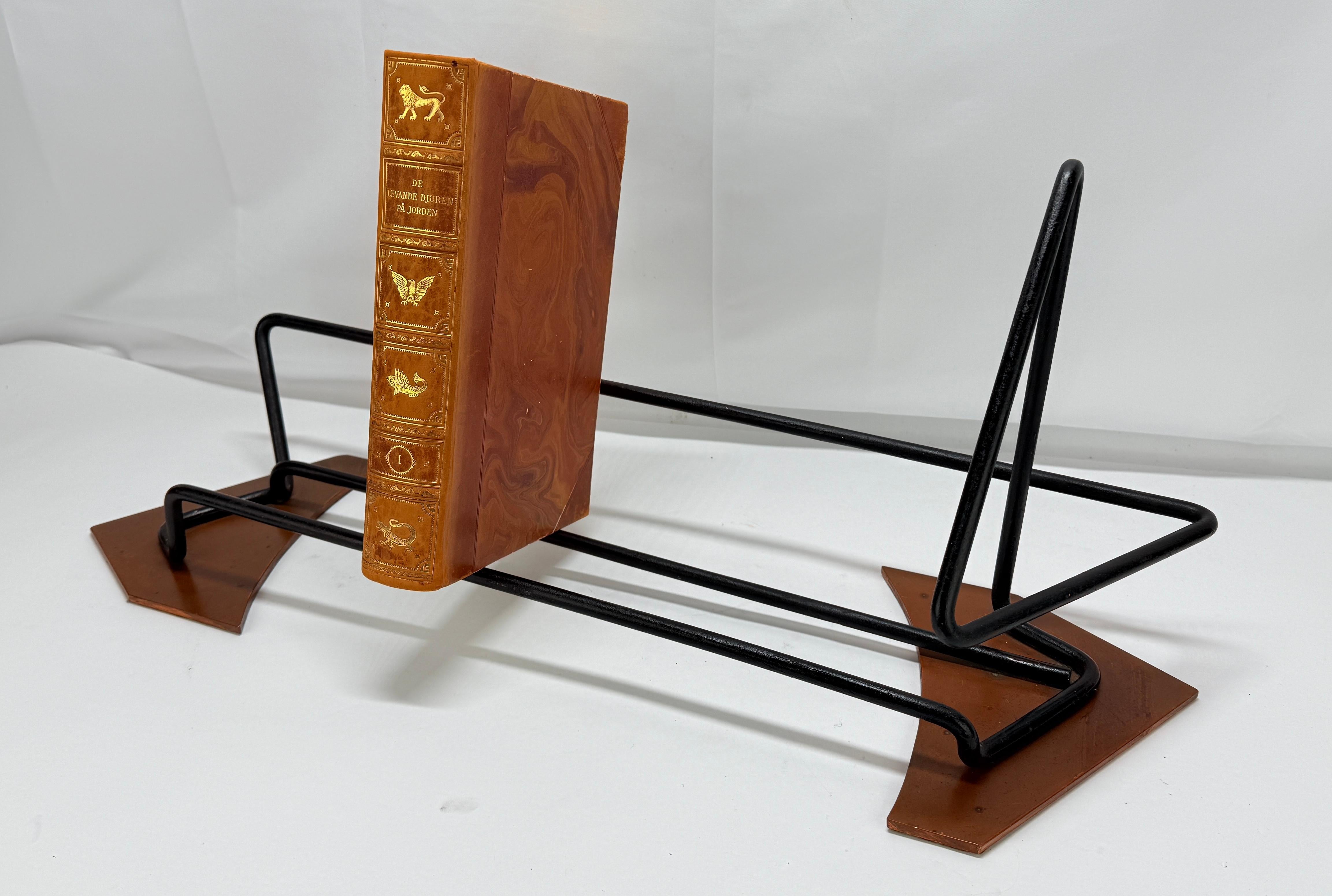 Americano Insolito scaffale per libri in rame e ferro della metà del secolo scorso C.C. 1960 - Attrib. Arthur Umanoff in vendita