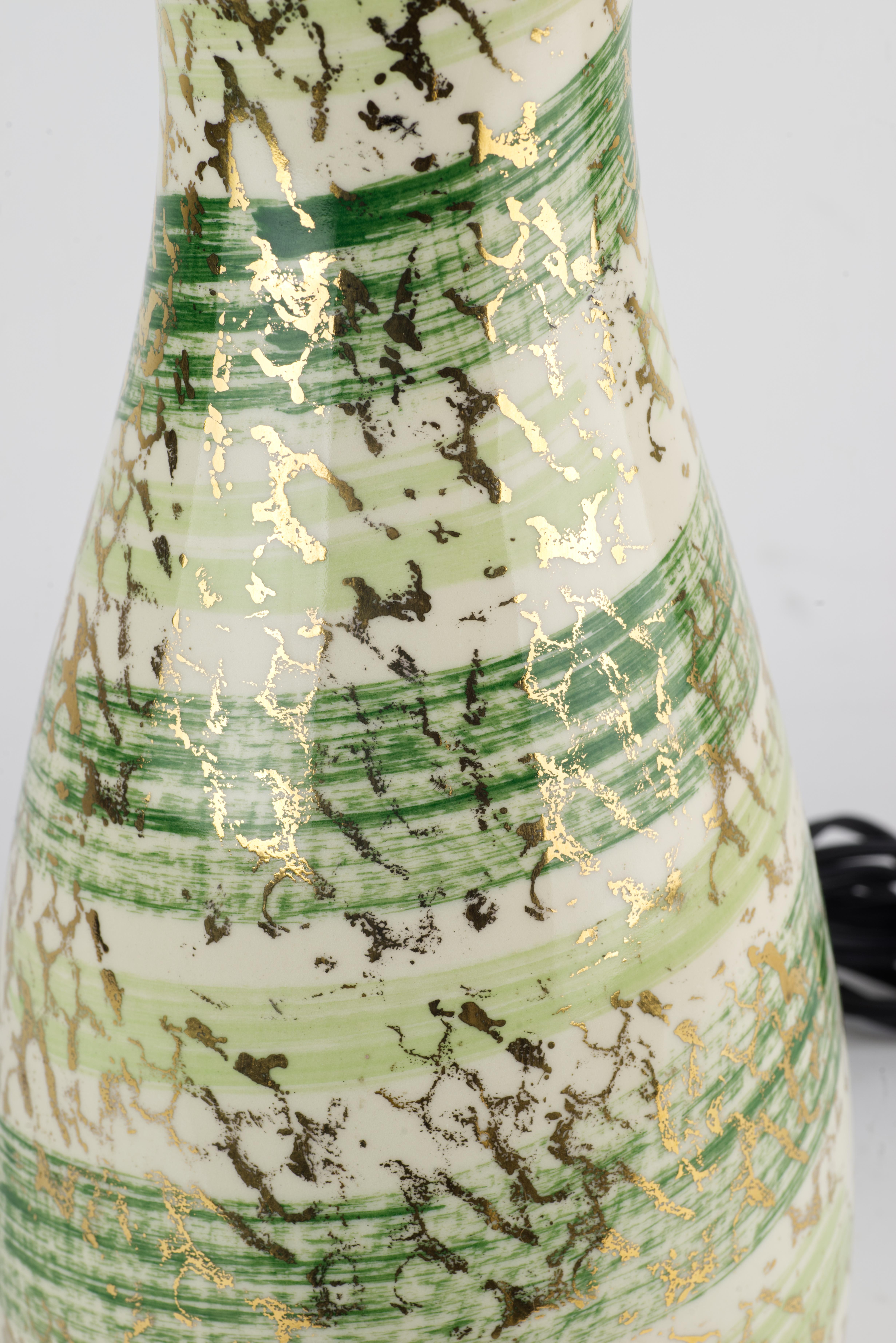 Unusual Mid Century Modern Gold Splatter Ceramic Table Lamp In Good Condition For Sale In Clifton Springs, NY