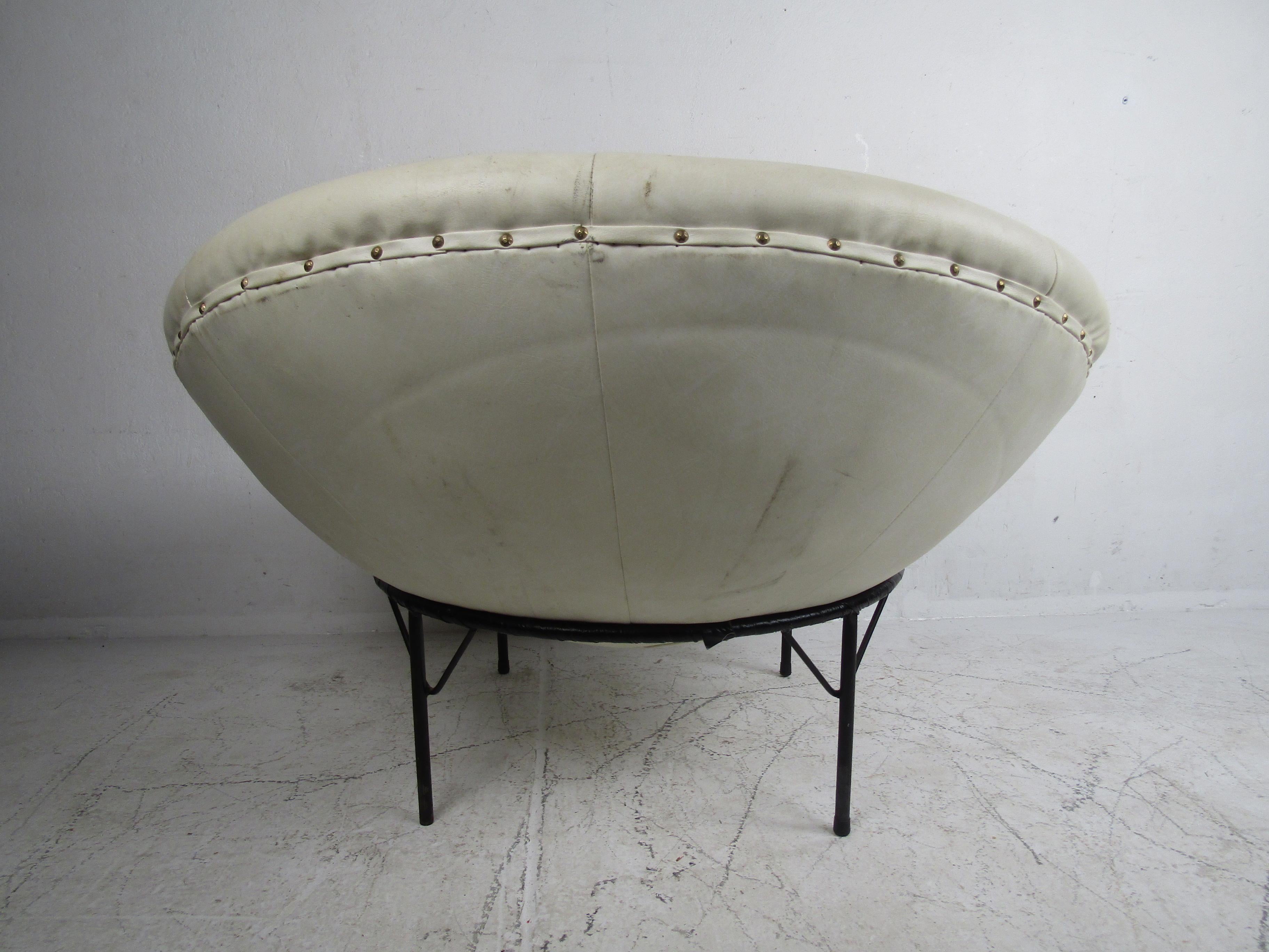 Unusual Mid-Century Modern Leather Bowl Chair In Good Condition For Sale In Brooklyn, NY