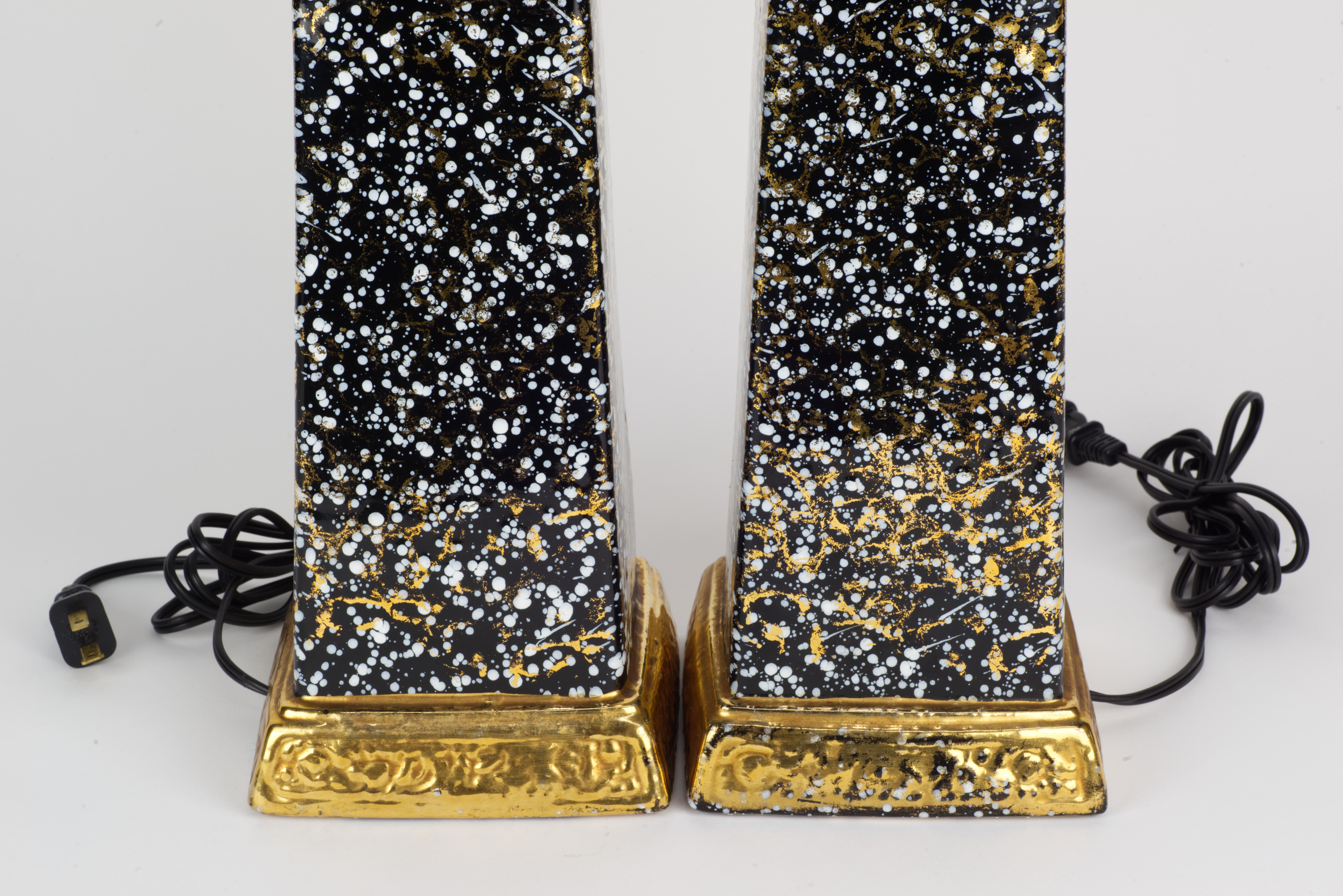 Paire de lampes de bureau balustres en céramique à éclaboussures d'or, mi-siècle moderne en vente 2