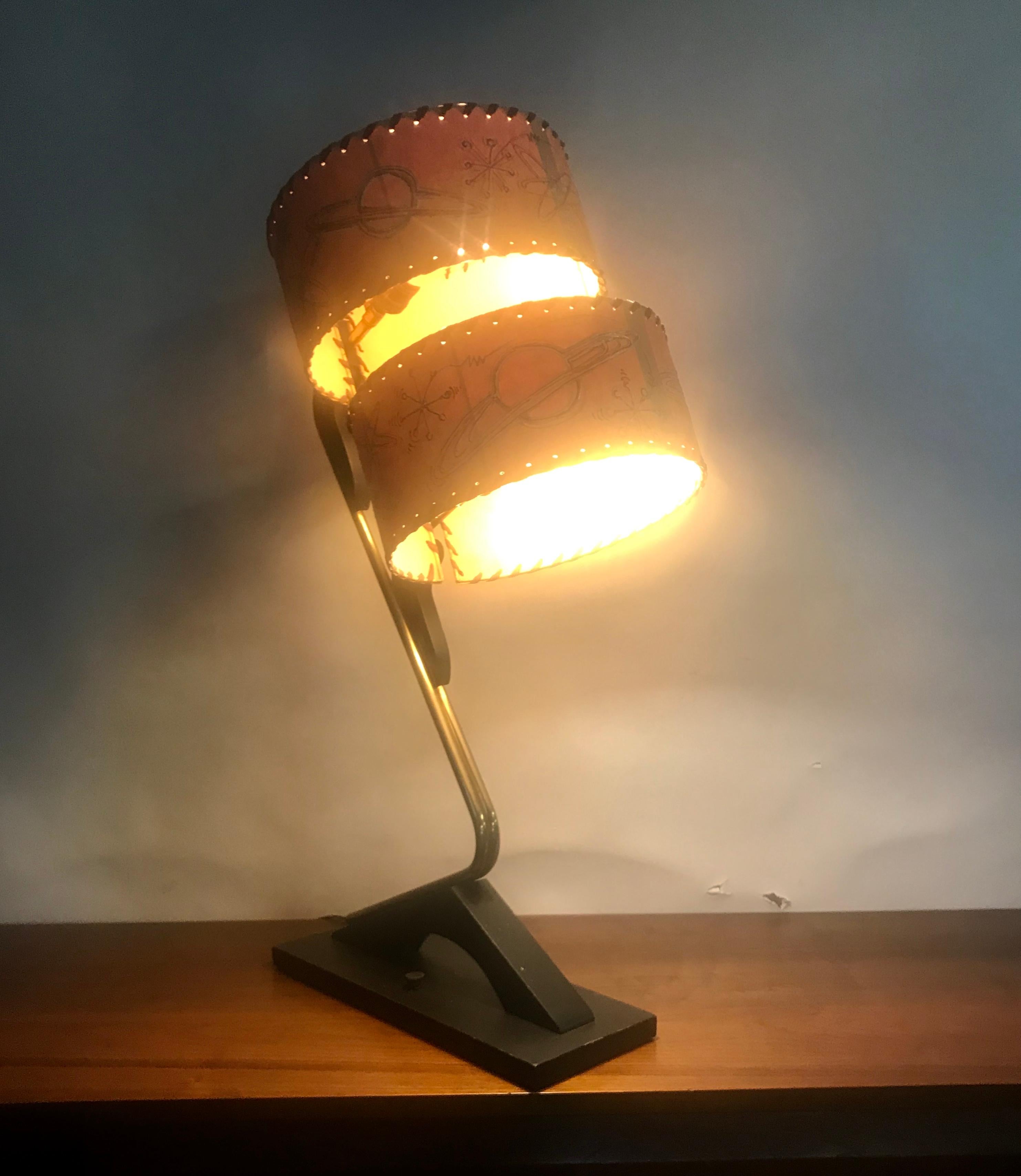 Unusual Mid-Century Modern Table Lamp by Majestic Lamp, Original Atomic Shades 1