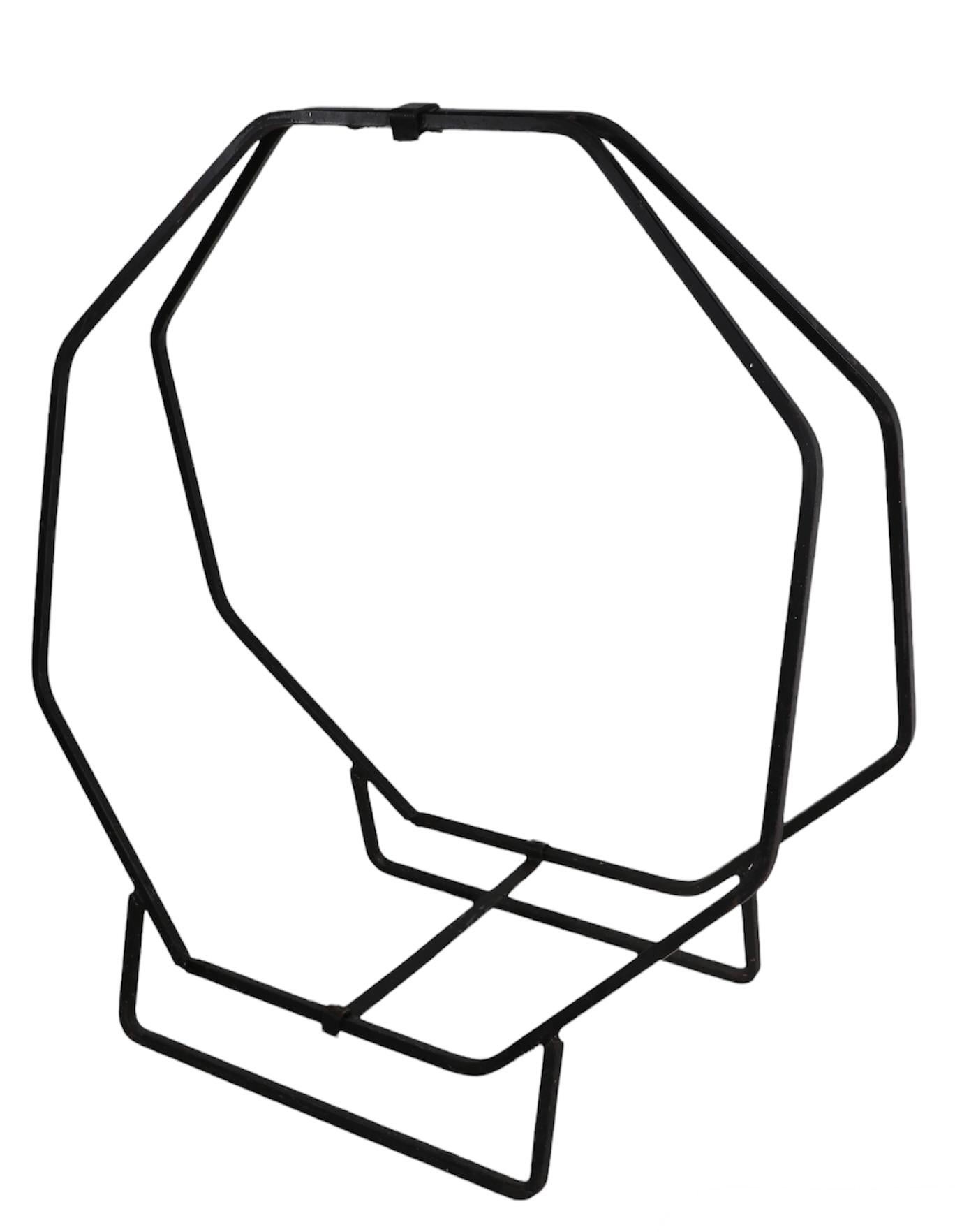 Außergewöhnlicher achteckiger schmiedeeiserner Log-Halter aus der Mitte des Jahrhunderts im Zustand „Gut“ im Angebot in New York, NY
