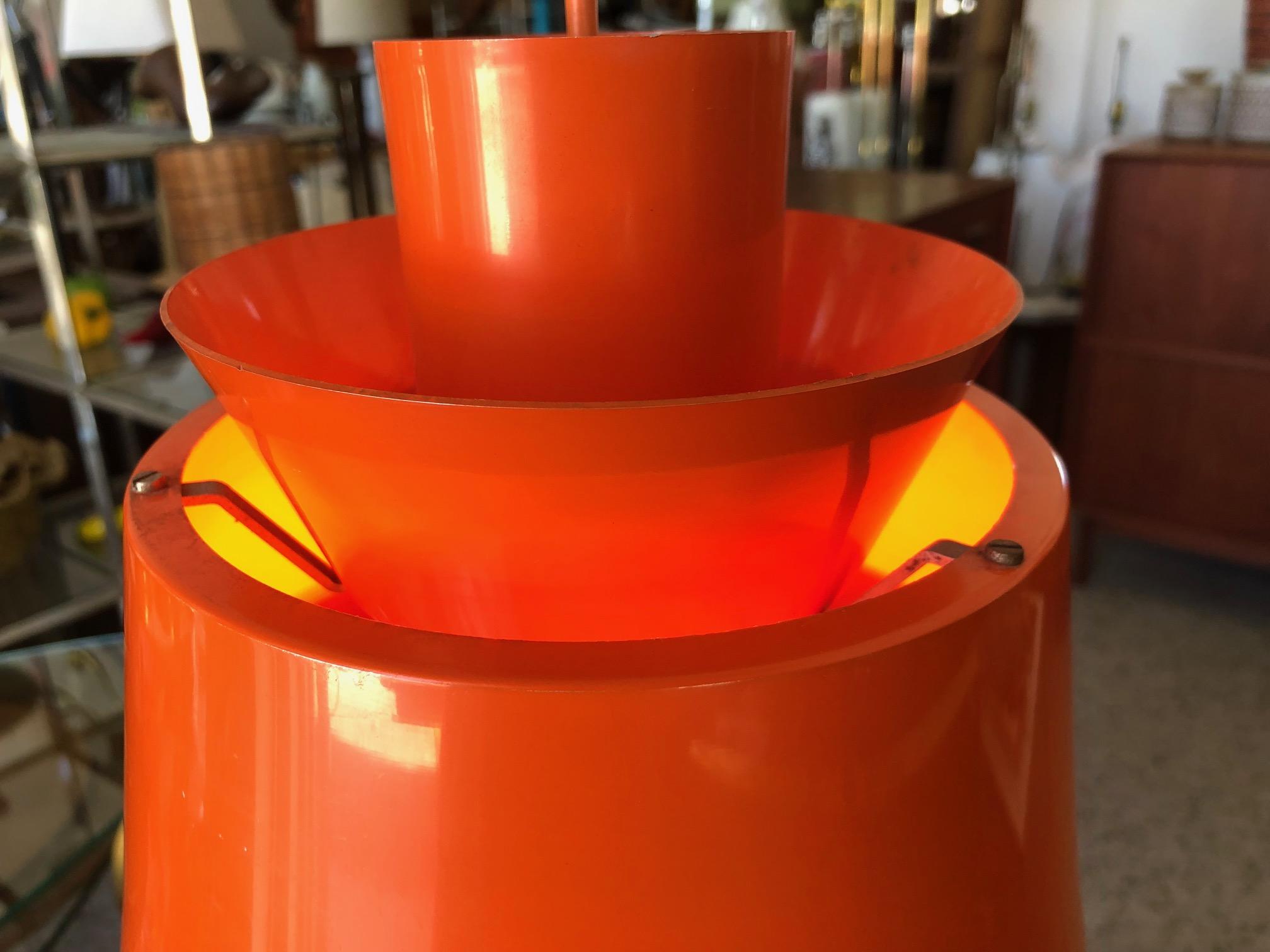 Eine ungewöhnliche dänische Hängelampe aus der Mitte des Jahrhunderts. Alles original mit orangefarbener Kordel. Entworfen von Jørn Utzon, hergestellt von Nordisk Solar Compagni, ca. 1963. Eine kurze Anmerkung zum Architekten: 