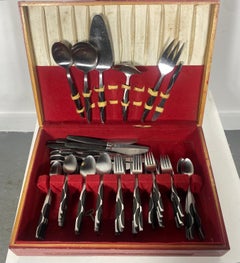 Ungewöhnliches modernistisches 63-teiliges Besteckset aus Edelstahl, „Night & Day“ Japan