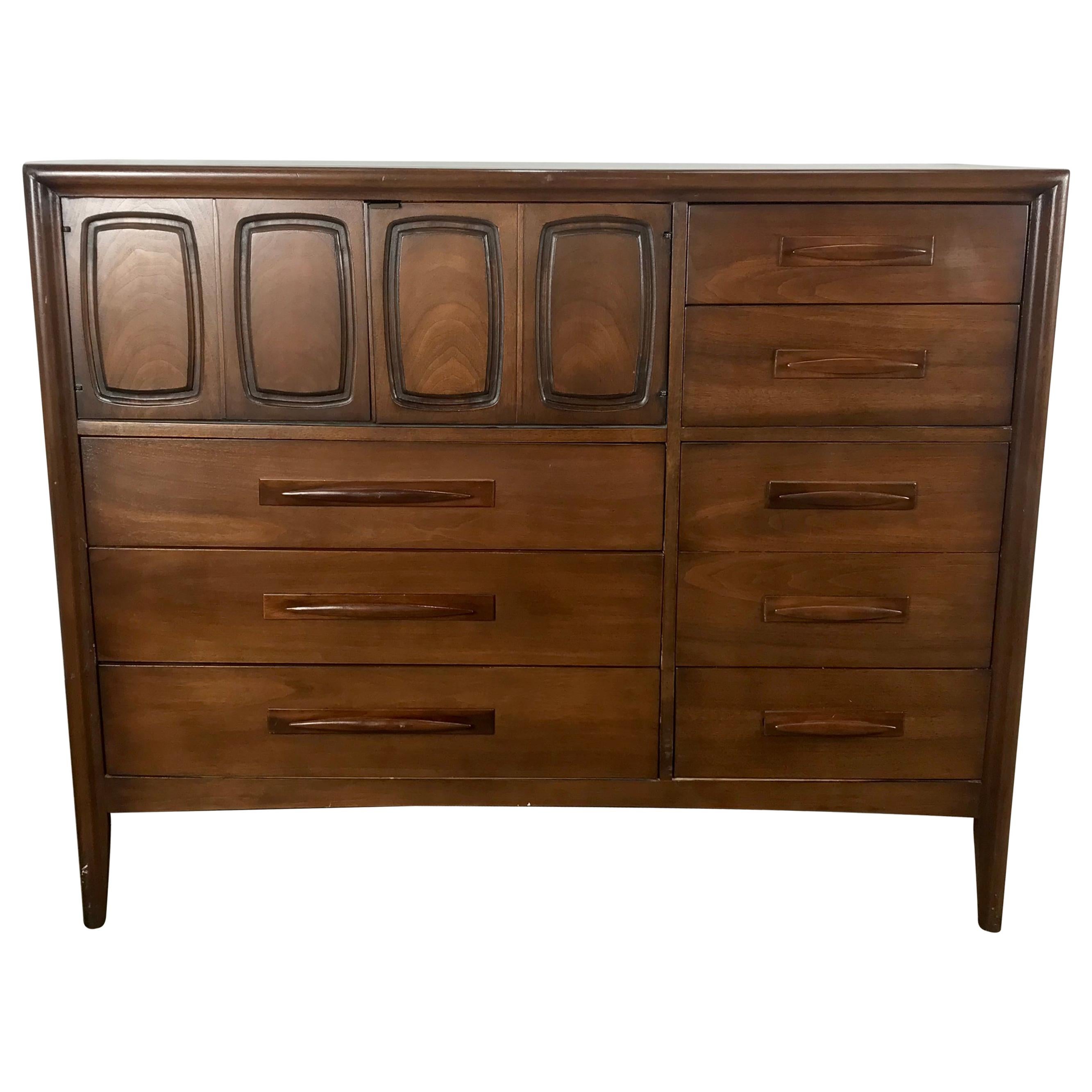 Commode moderniste inhabituelle à 8 tiroirs en noyer de Broyhill Premier